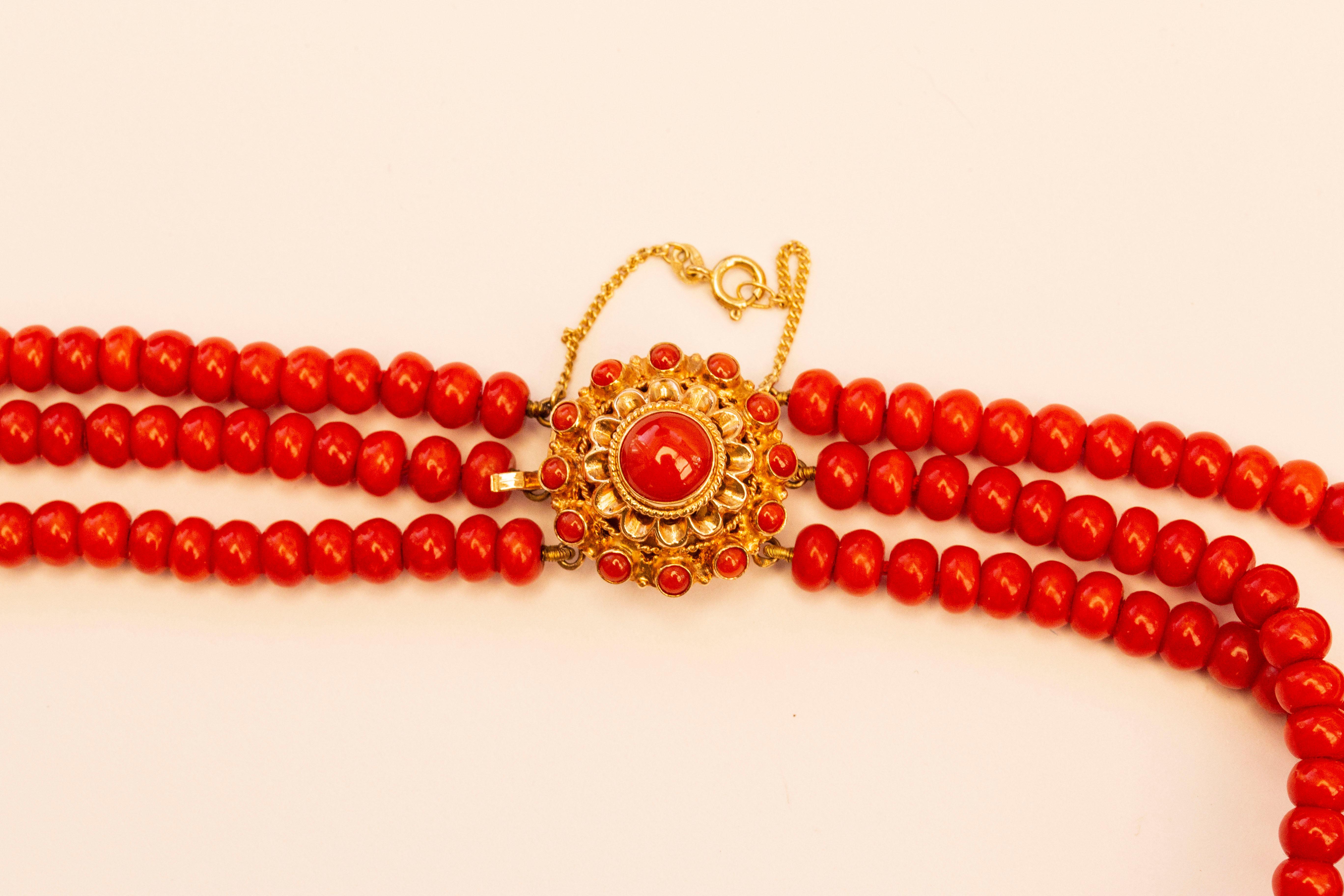 Antique Dutch 3-Row Red Coral Necklace Choker with Filigree 14 Karat Gold Clasp In Excellent Condition For Sale In Arnhem, NL