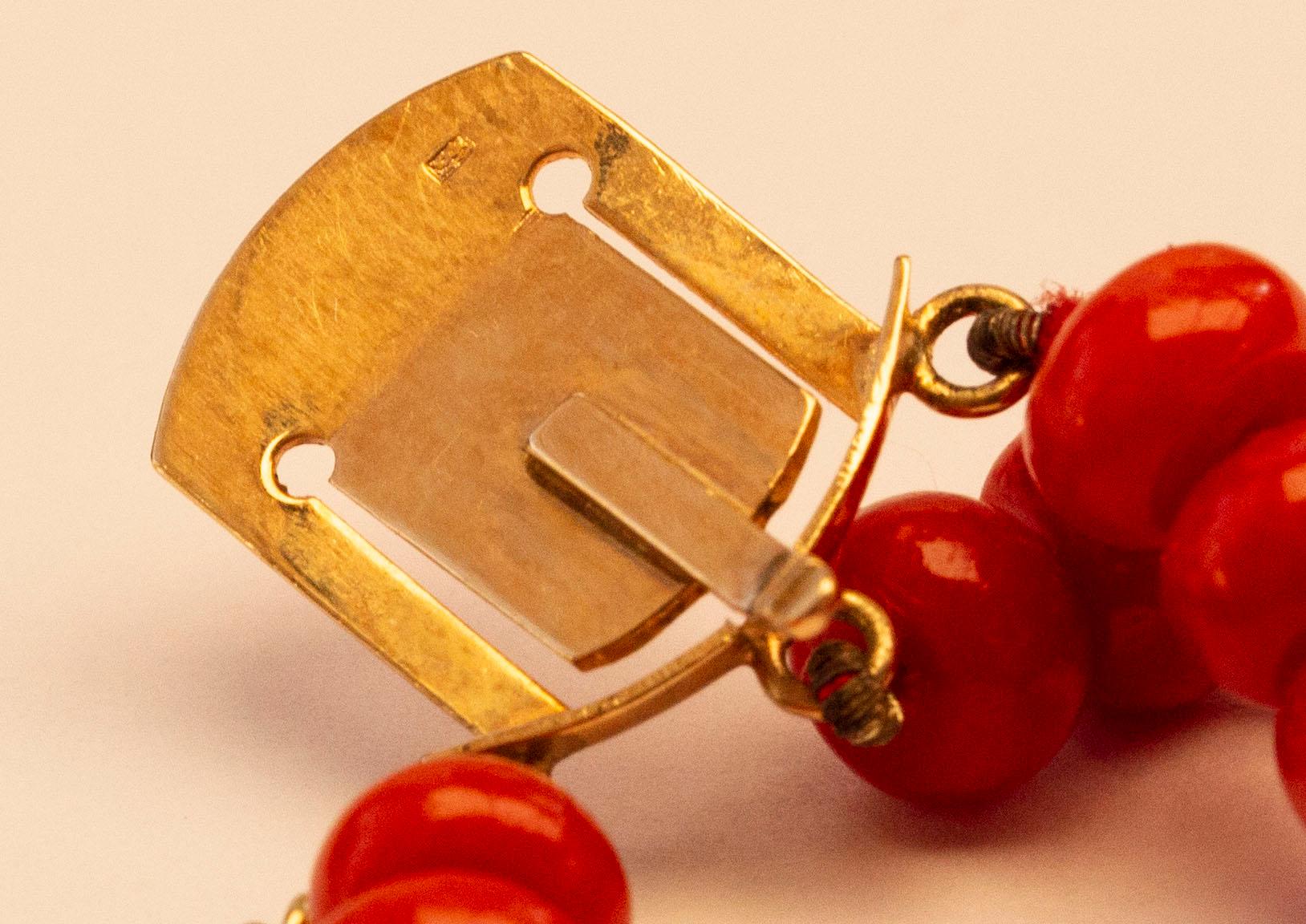 Antike holländische 3-reihige rote Korallen-Halskette mit filigranem Verschluss aus 14 Karat Gold im Angebot 1