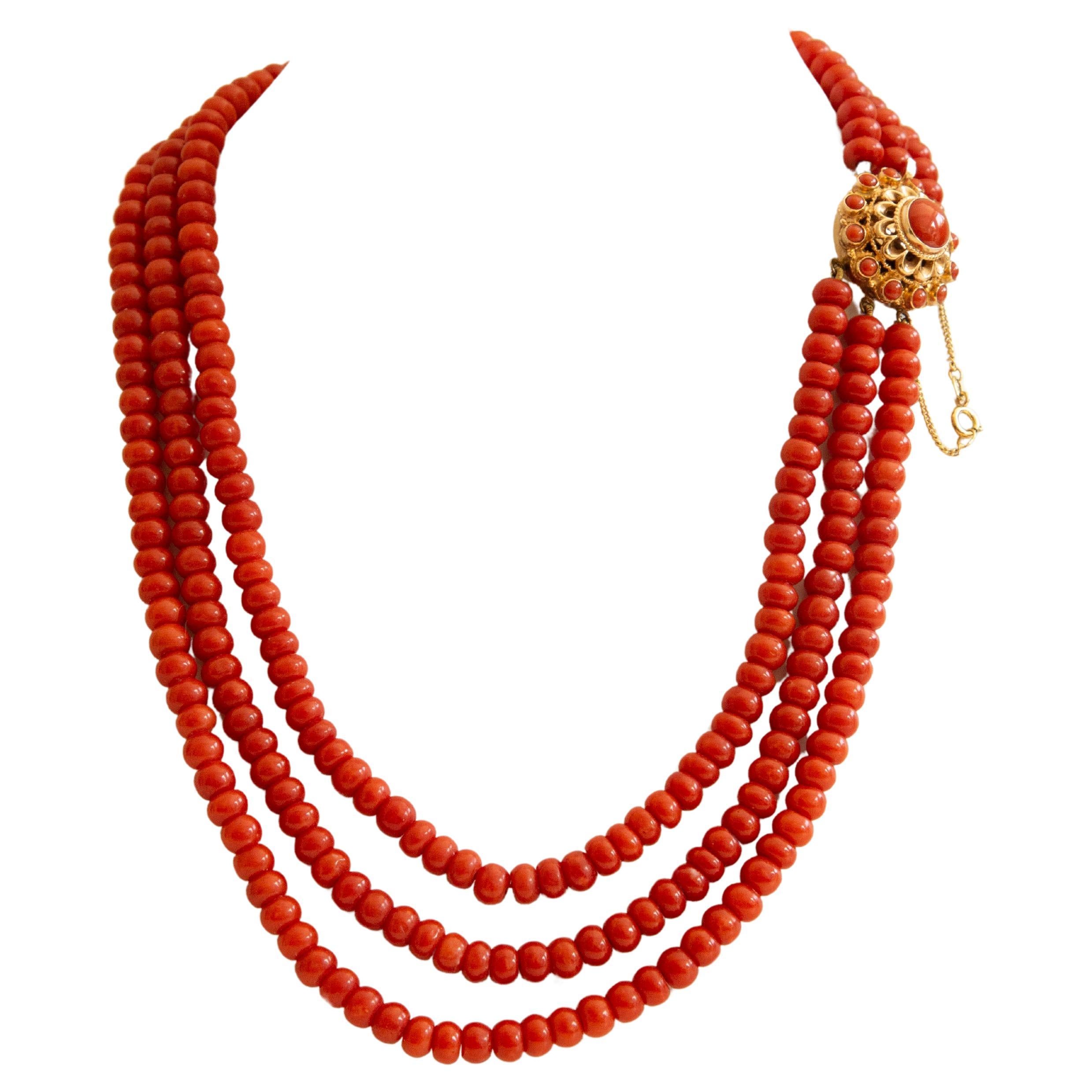 Antike holländische 3-reihige rote Korallen-Halskette mit filigranem Verschluss aus 14 Karat Gold im Angebot