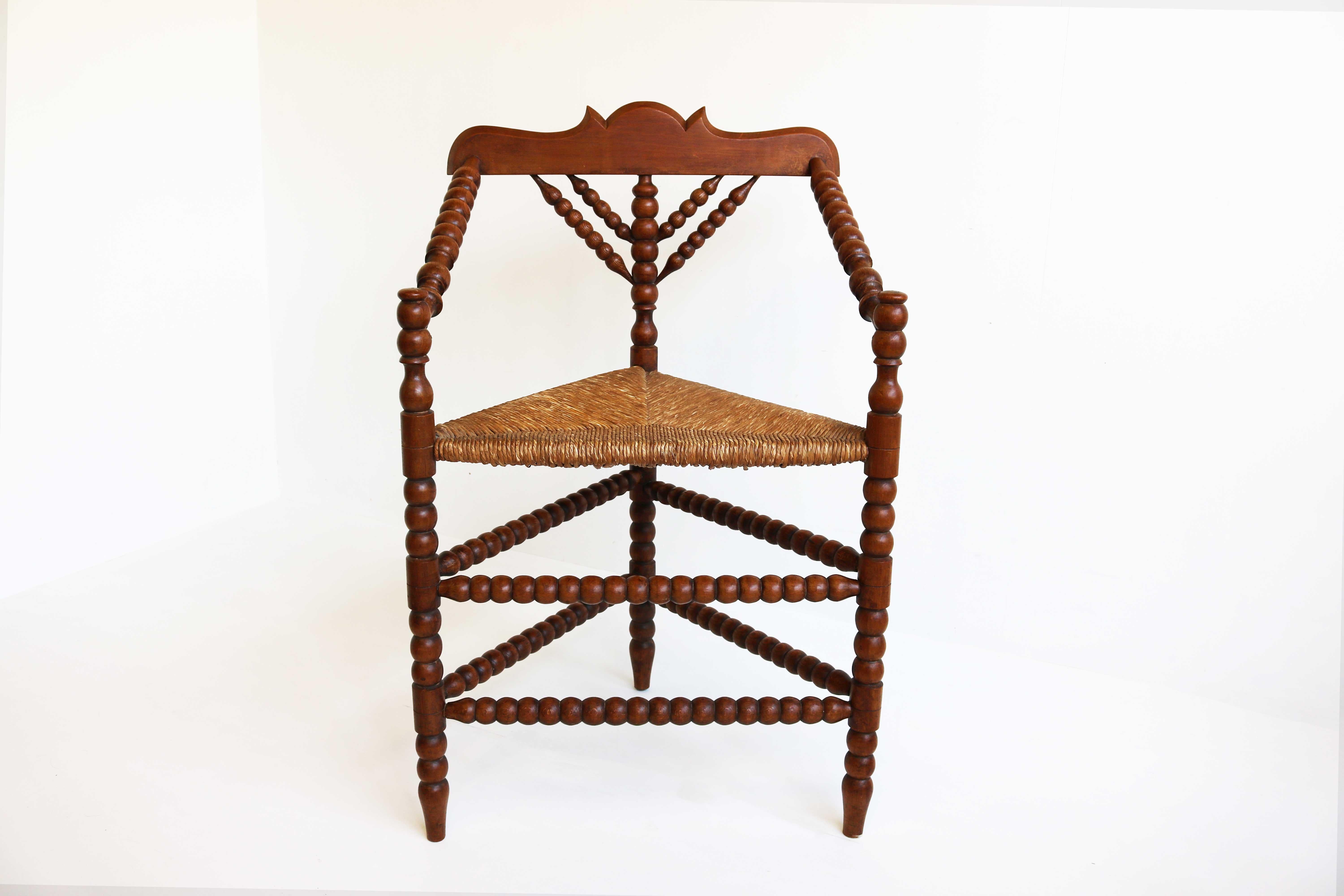Late 19th century bobbin turned wood armchair with rush seat, ca 1900
Manufactured in The Netherlands.
Beautiful antique bobbin/ knitting chair with three legs.
This old Dutch chair with three legs is called a knitting chair.
Because of the