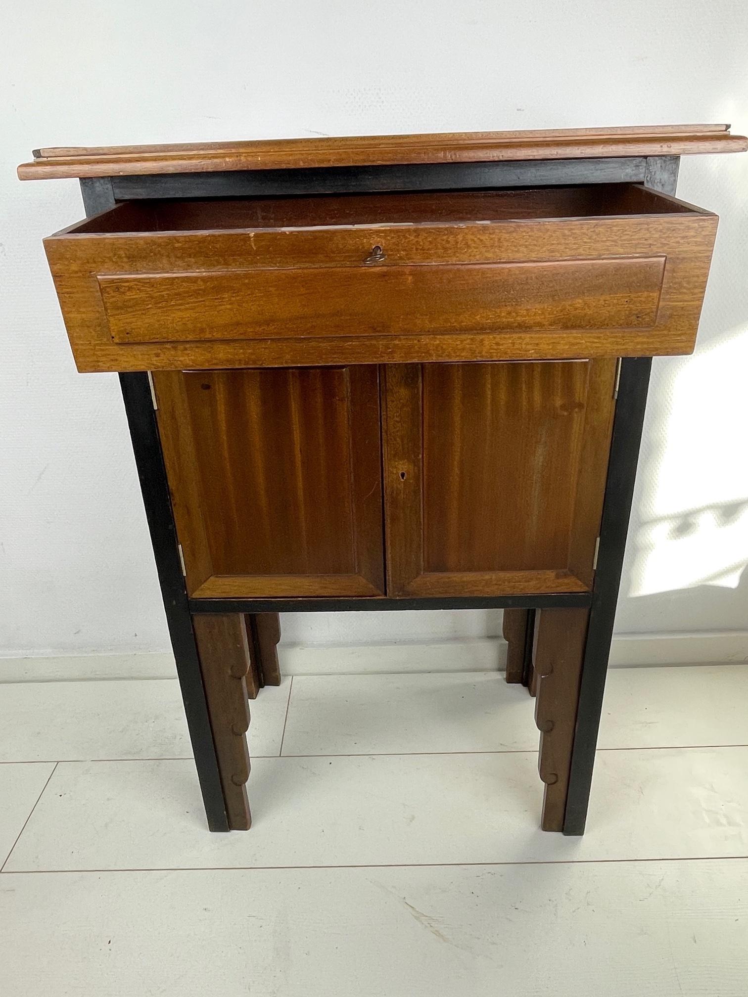 Beautiful near antique cabinet, made by the largest radio builder. in The Netherlands. This cabinet was made as a way to display your beautiful (and expensive) radio! As you can see on one of the pictures. The cabinet is in beautiful condition. Oak
