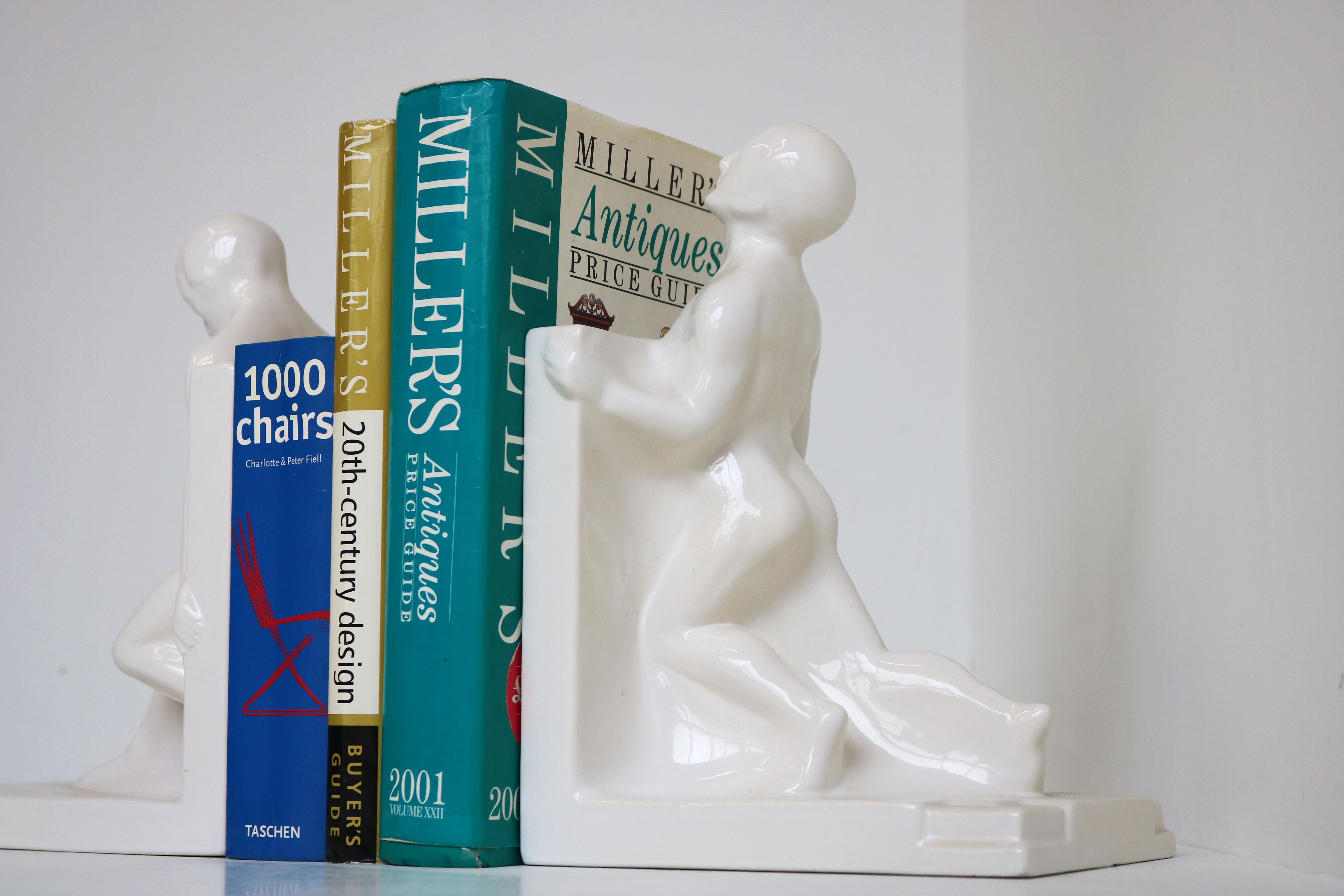 Gorgeous Dutch ceramic pottery Art Deco bookends. Designed by Godefridus Boonenkamp in 1931.
Very nice, large bookends, made of white baked earthenware with a beautiful glaze layer. Made at Plateelbakkerij Schoonhoven. This model is depicted on
