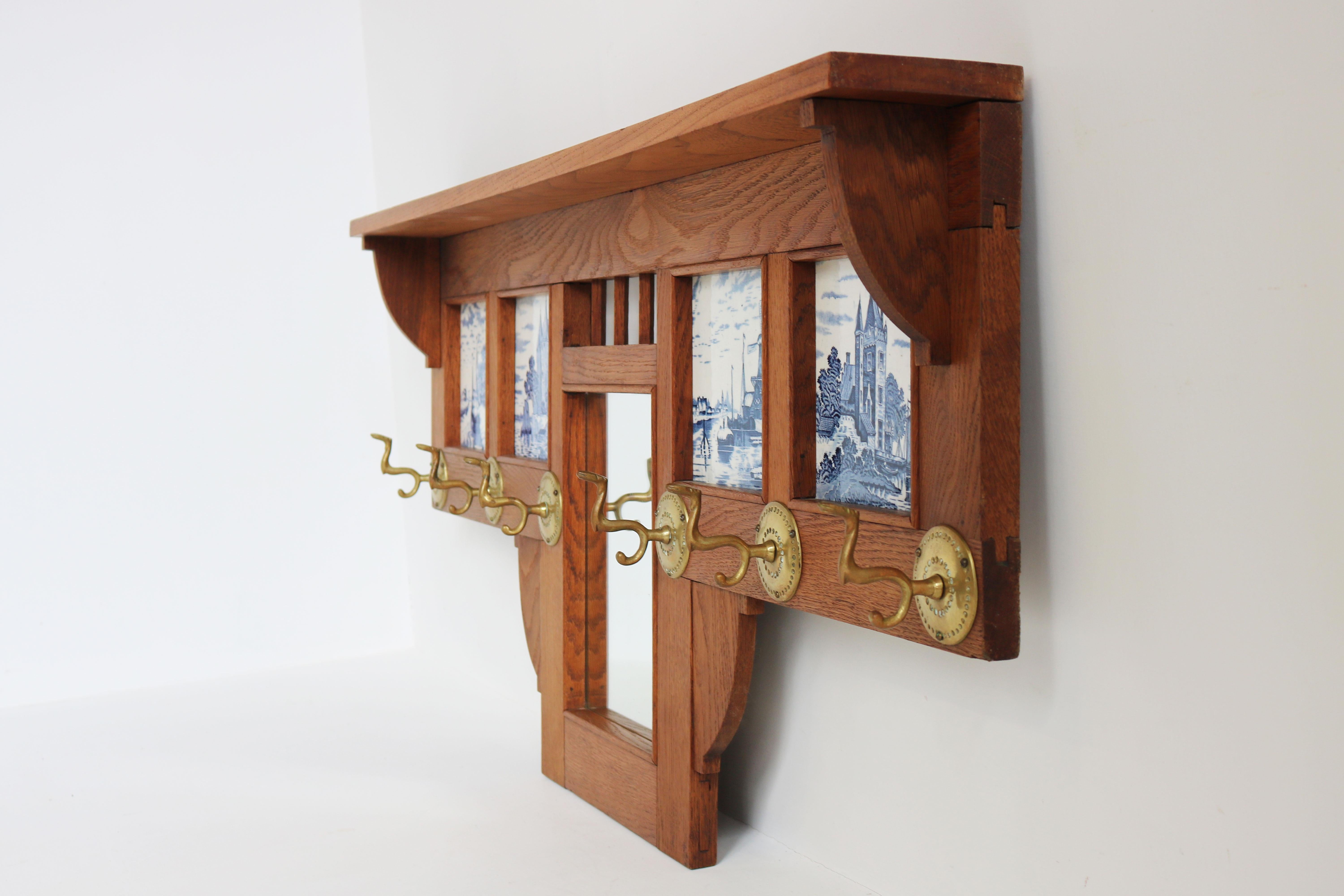 Intagliato Antique Mirror olandese con piastrelle blu Delft e specchio Oak 1920 Hat in vendita