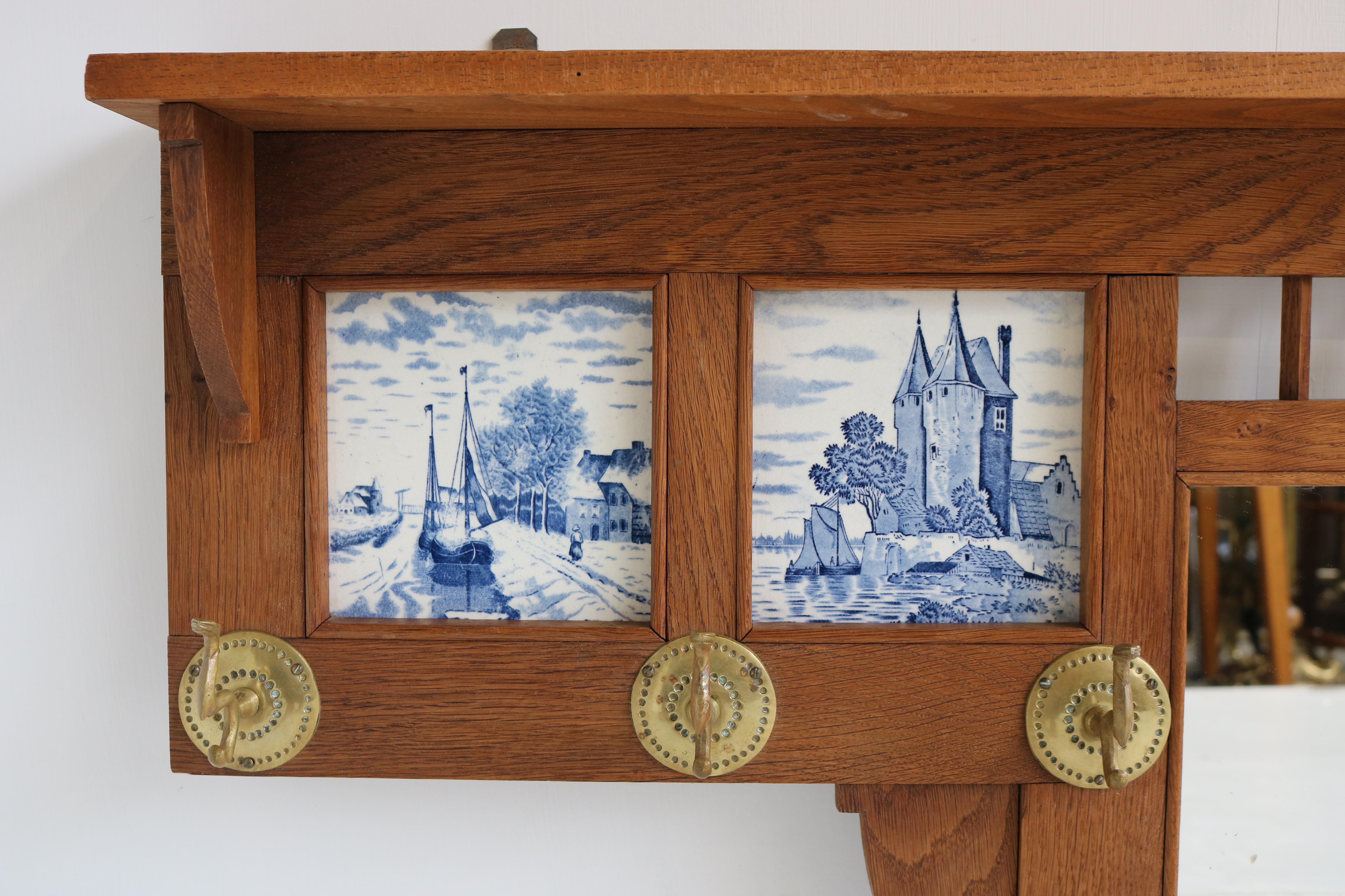 Antiker niederländischer Art-déco-Mantelständer mit Delfter blauen Kacheln und Spiegelhut aus Eiche, 1920 (Frühes 20. Jahrhundert) im Angebot