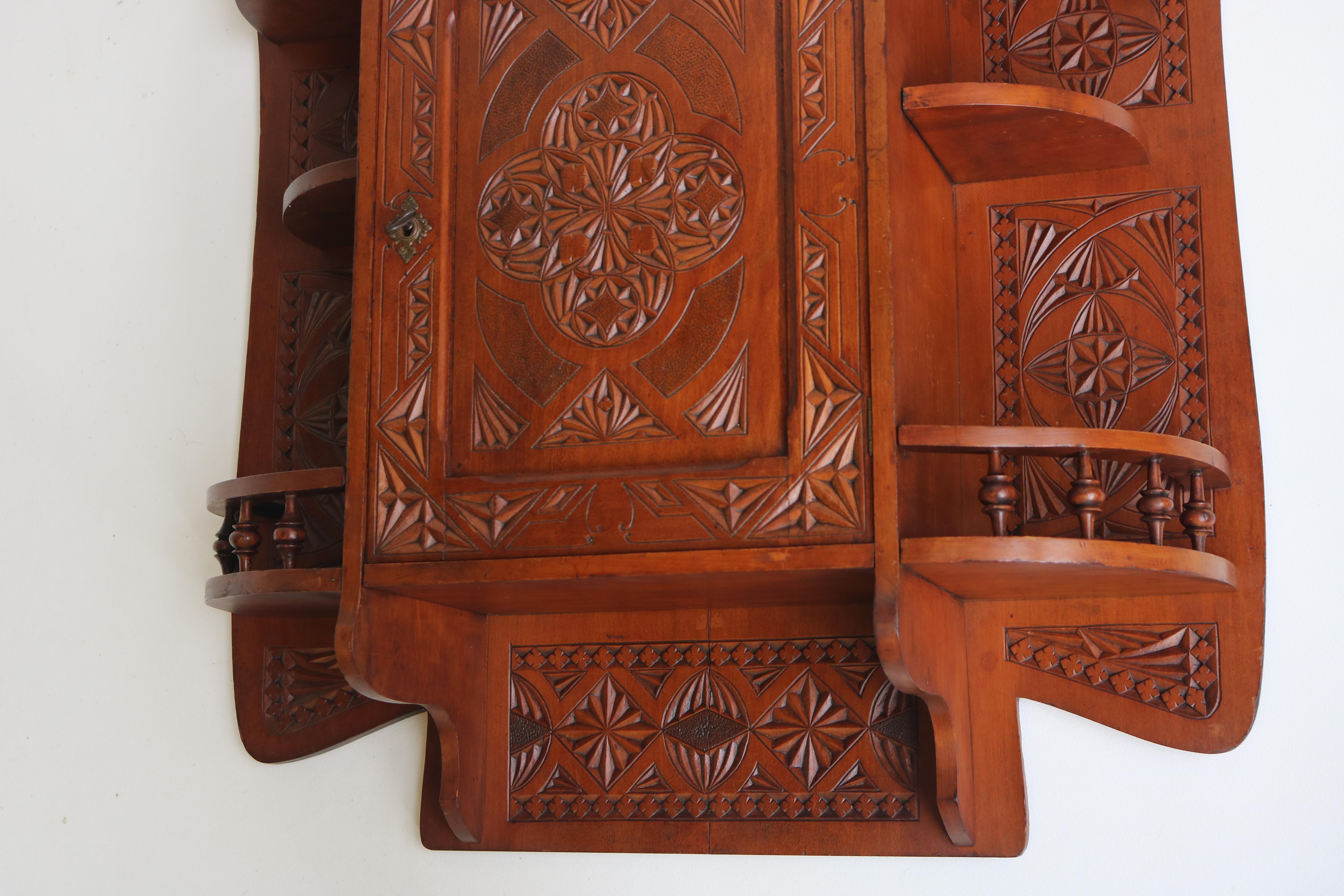 Antique Dutch Arts & Crafts chip carved wall cabinet 1910 Folk art wood carved In Good Condition For Sale In Ijzendijke, NL