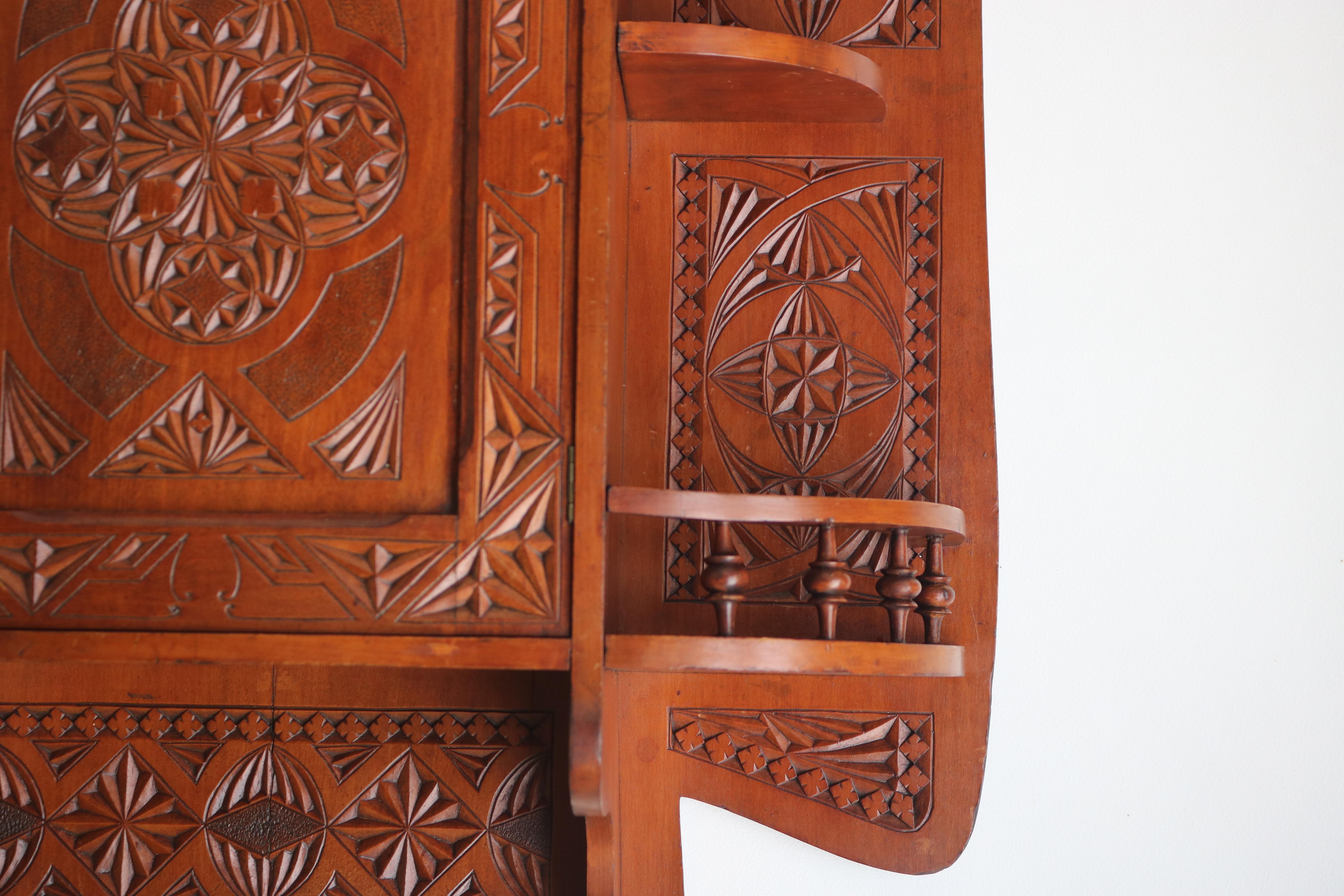 Ancienne armoire murale hollandaise Arts & Crafts sculptée à l'écaille, 1910, bois d'art populaire sculpté Bon état - En vente à Ijzendijke, NL