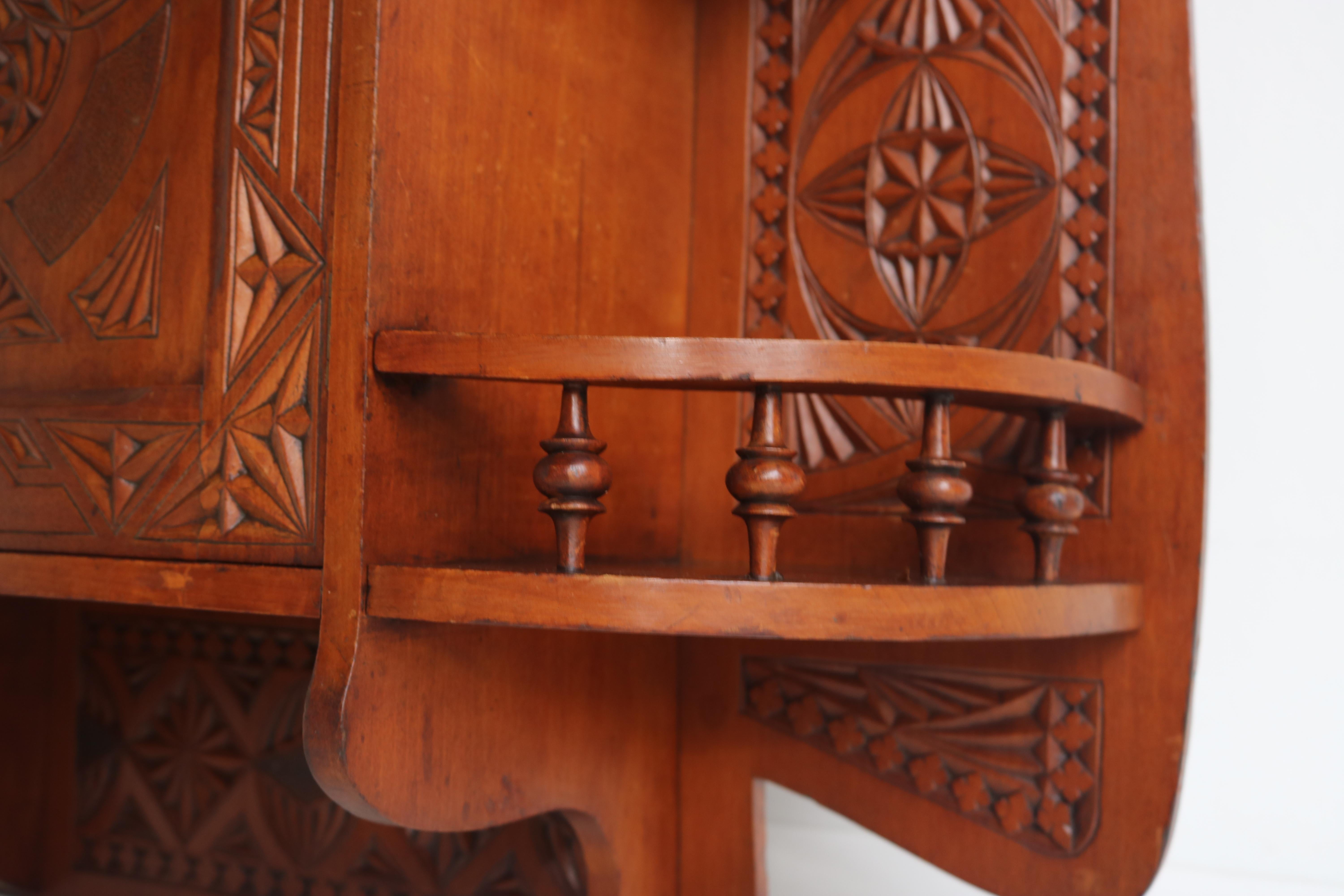 Début du 20ème siècle Ancienne armoire murale hollandaise Arts & Crafts sculptée à l'écaille, 1910, bois d'art populaire sculpté en vente