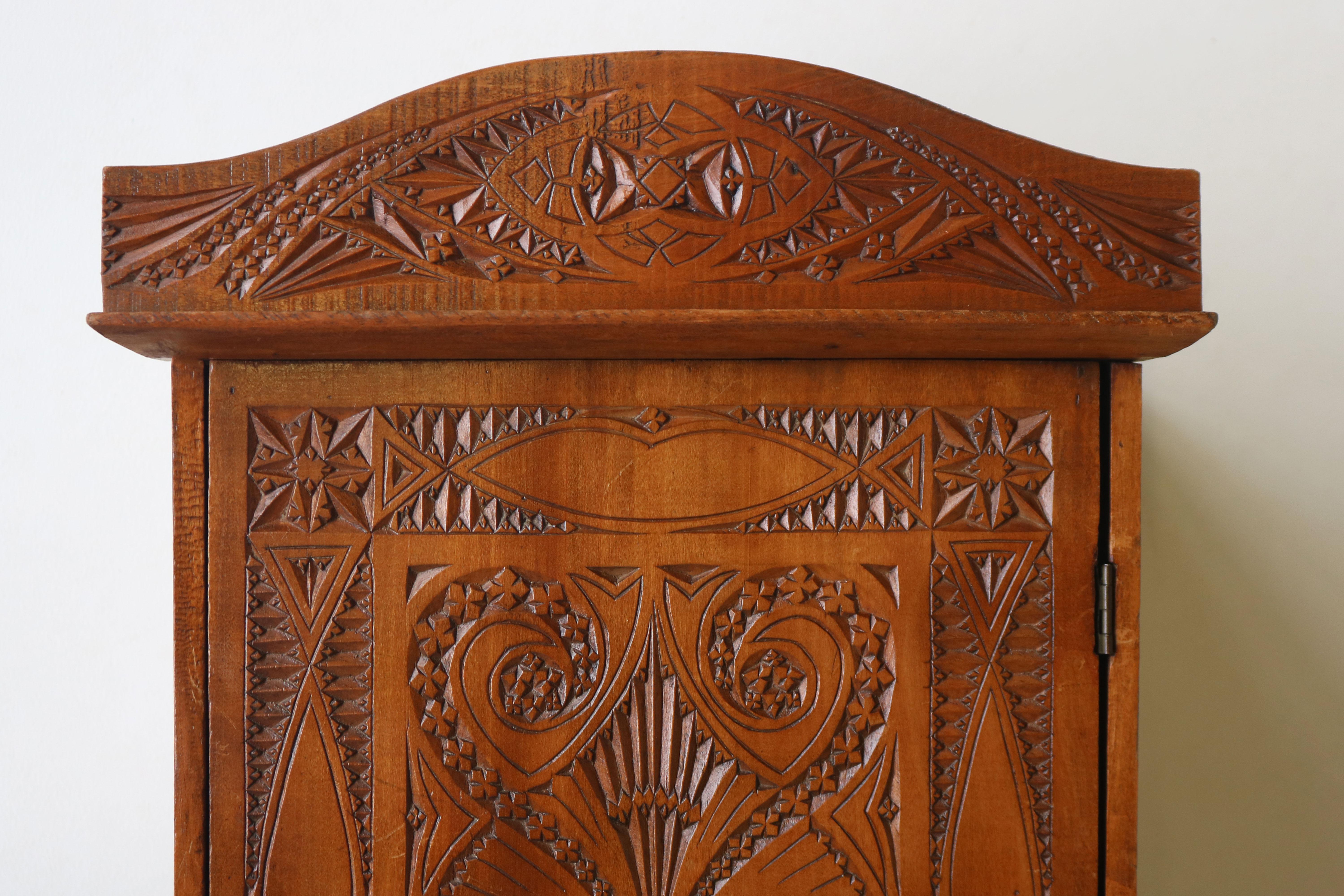 Antique Dutch Arts & Crafts chip carved wall cabinet with mirror 1910 Folk art  In Good Condition For Sale In Ijzendijke, NL