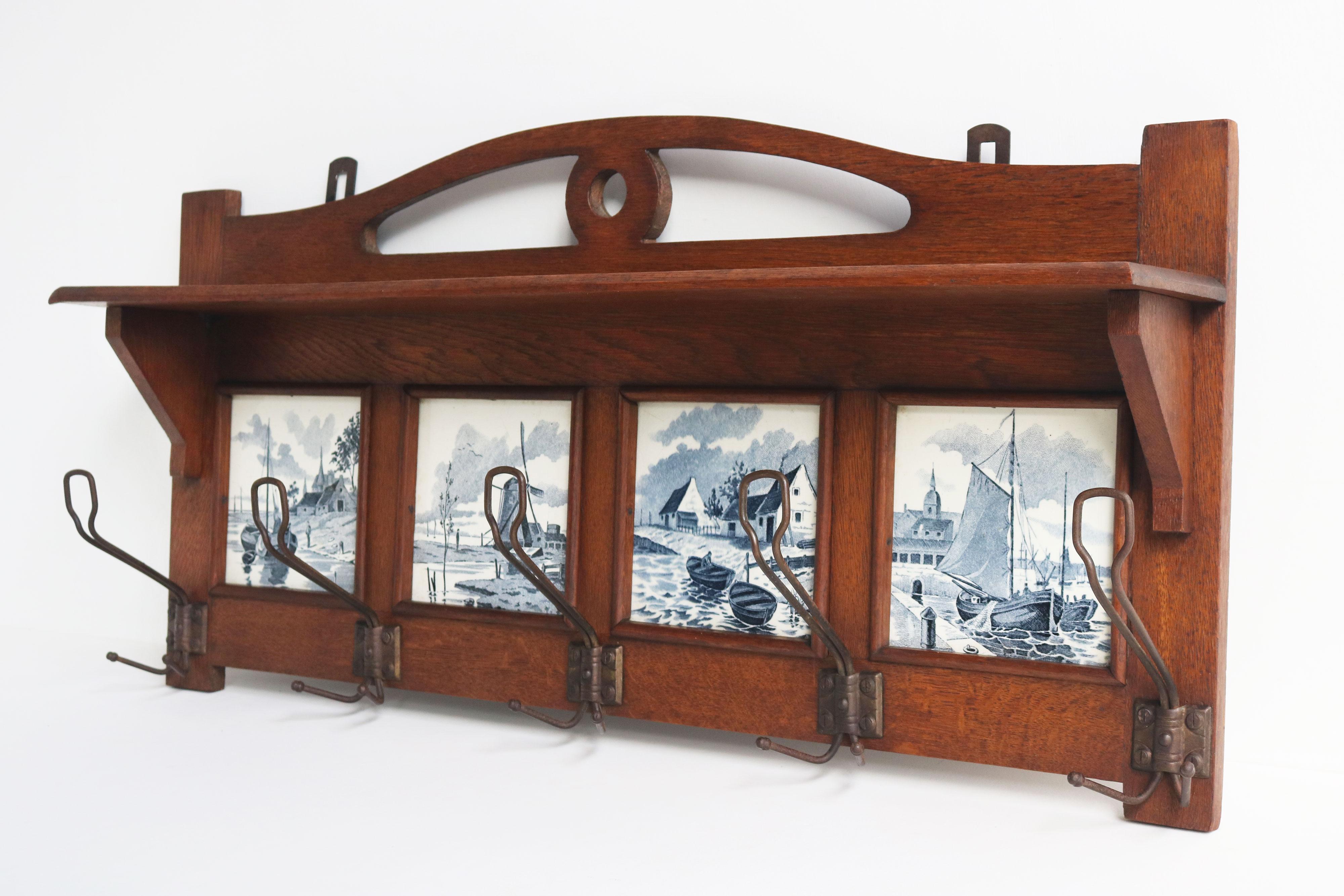 Introducing our stunning Dutch Arts & Crafts 1920 coat rack, adorned with exquisite Delft blue tiles. Crafted from high-quality solid wood, this piece is a true work of art and an excellent addition to any home. 

Featuring a classic design, this