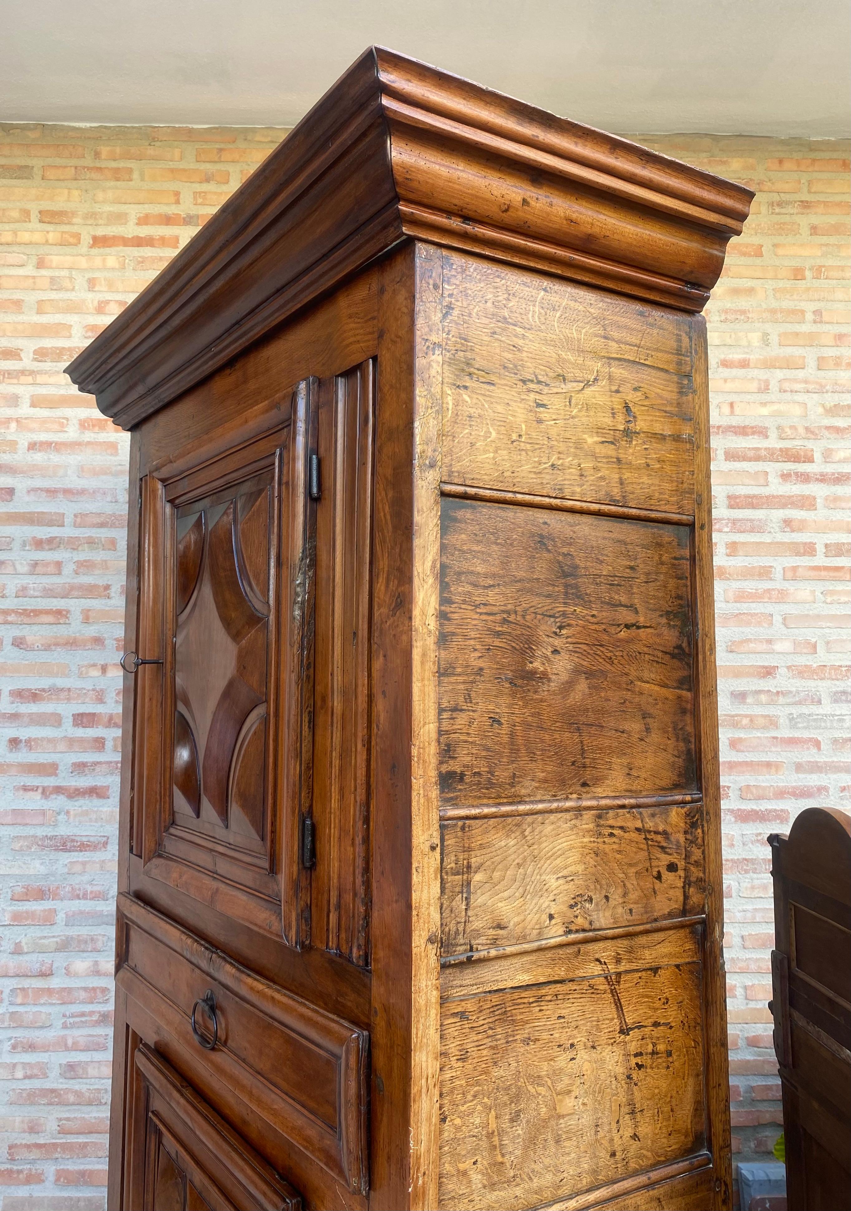 Antiker niederländischer Barockschrank aus leichter Eiche, 18. Jahrhundert im Angebot 4