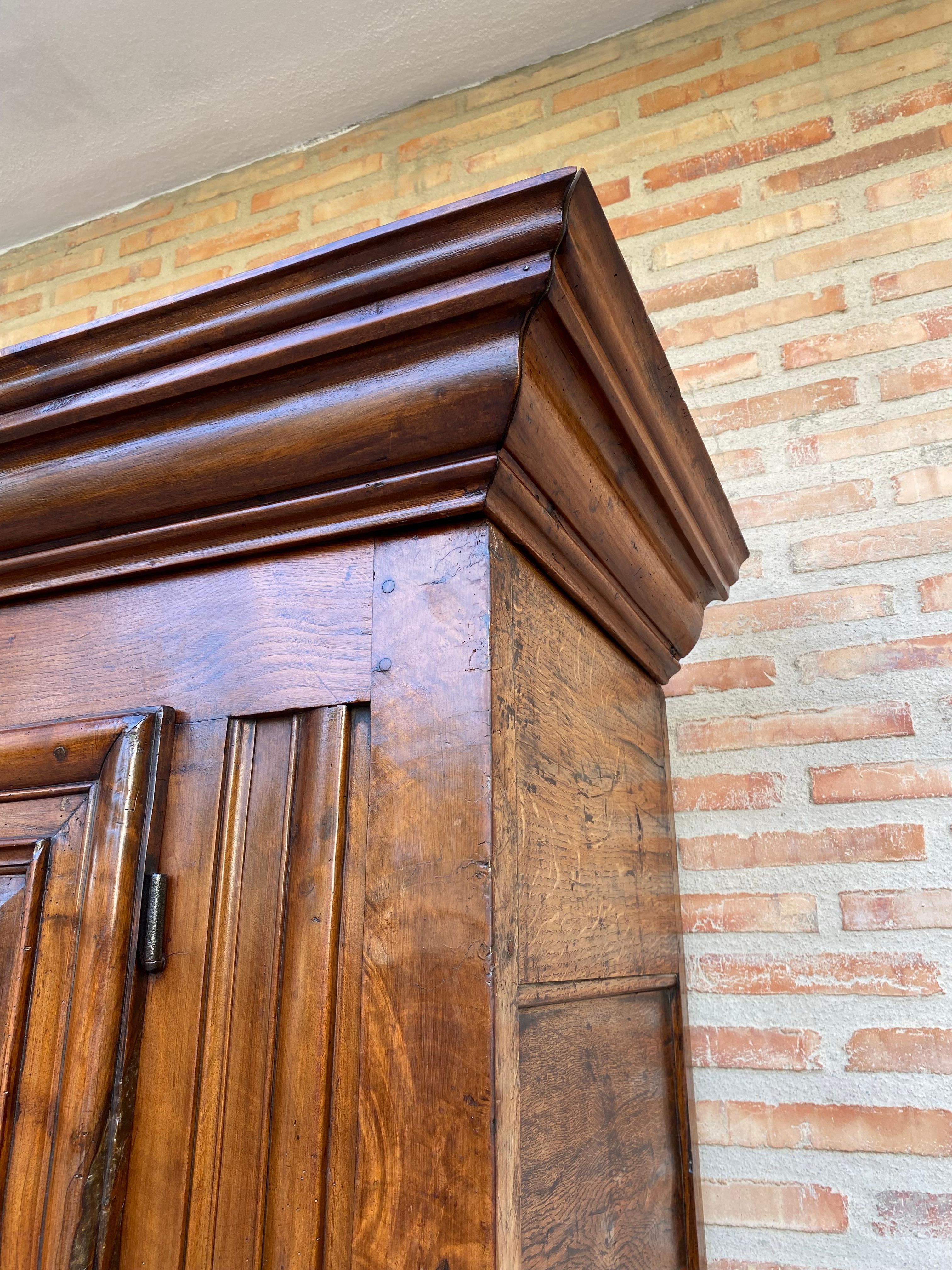 Antiker niederländischer Barockschrank aus leichter Eiche, 18. Jahrhundert im Angebot 5