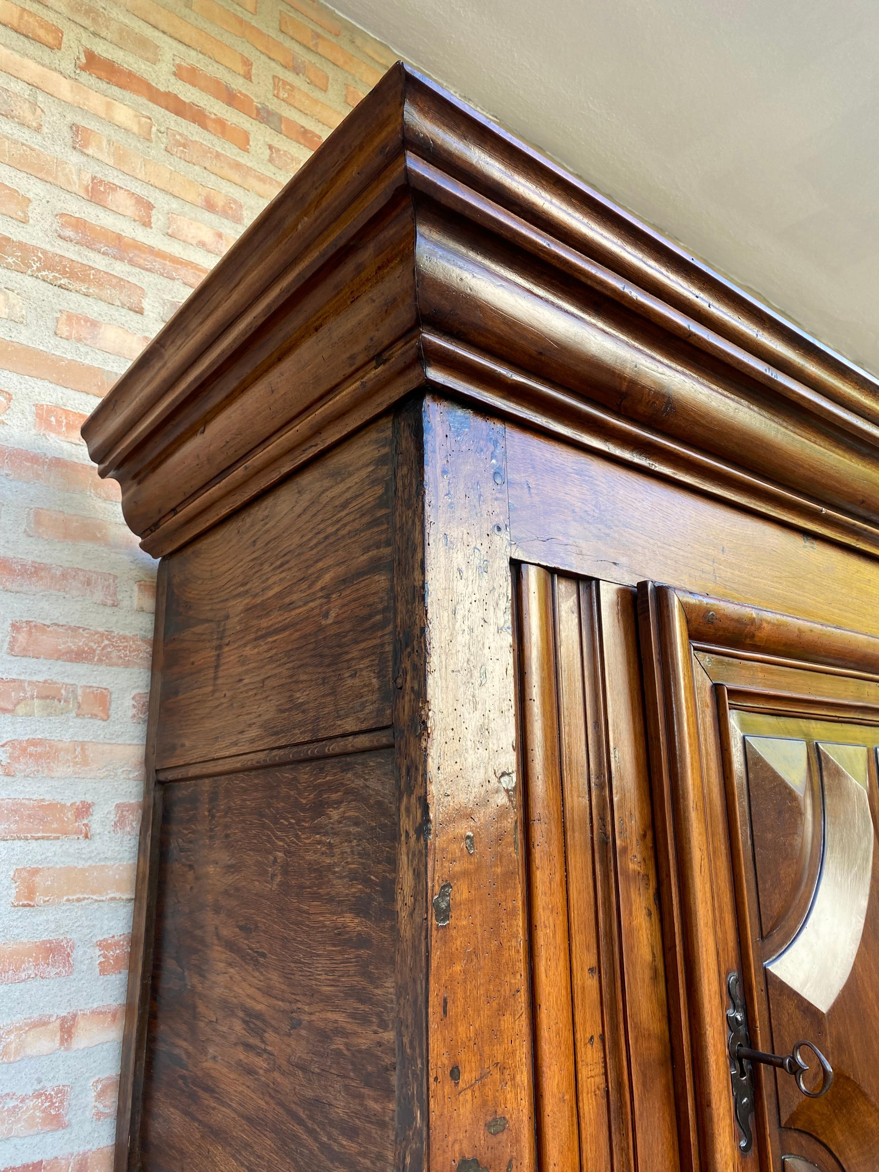 Antiker niederländischer Barockschrank aus leichter Eiche, 18. Jahrhundert im Angebot 6