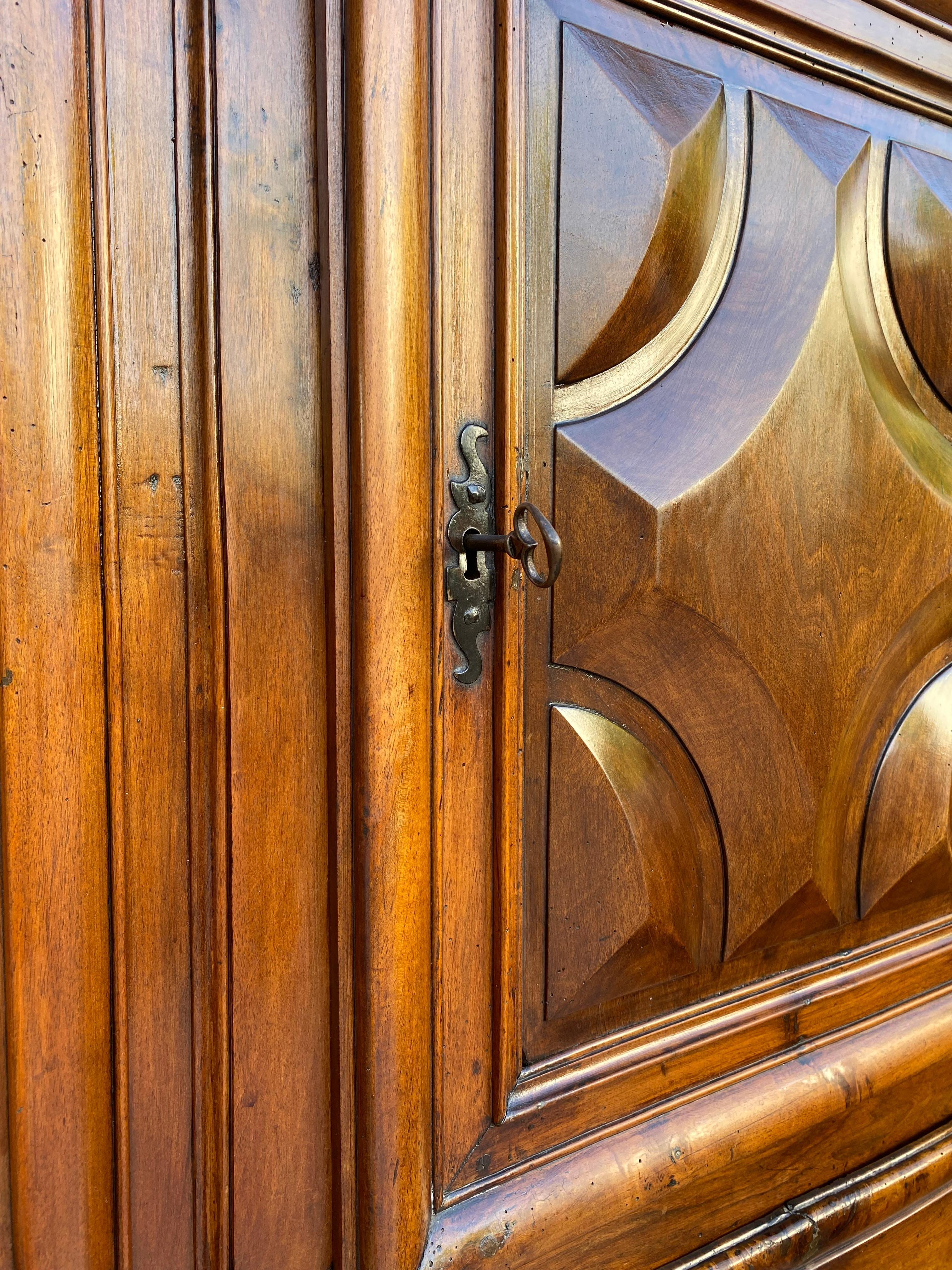 Antiker niederländischer Barockschrank aus leichter Eiche, 18. Jahrhundert im Angebot 7