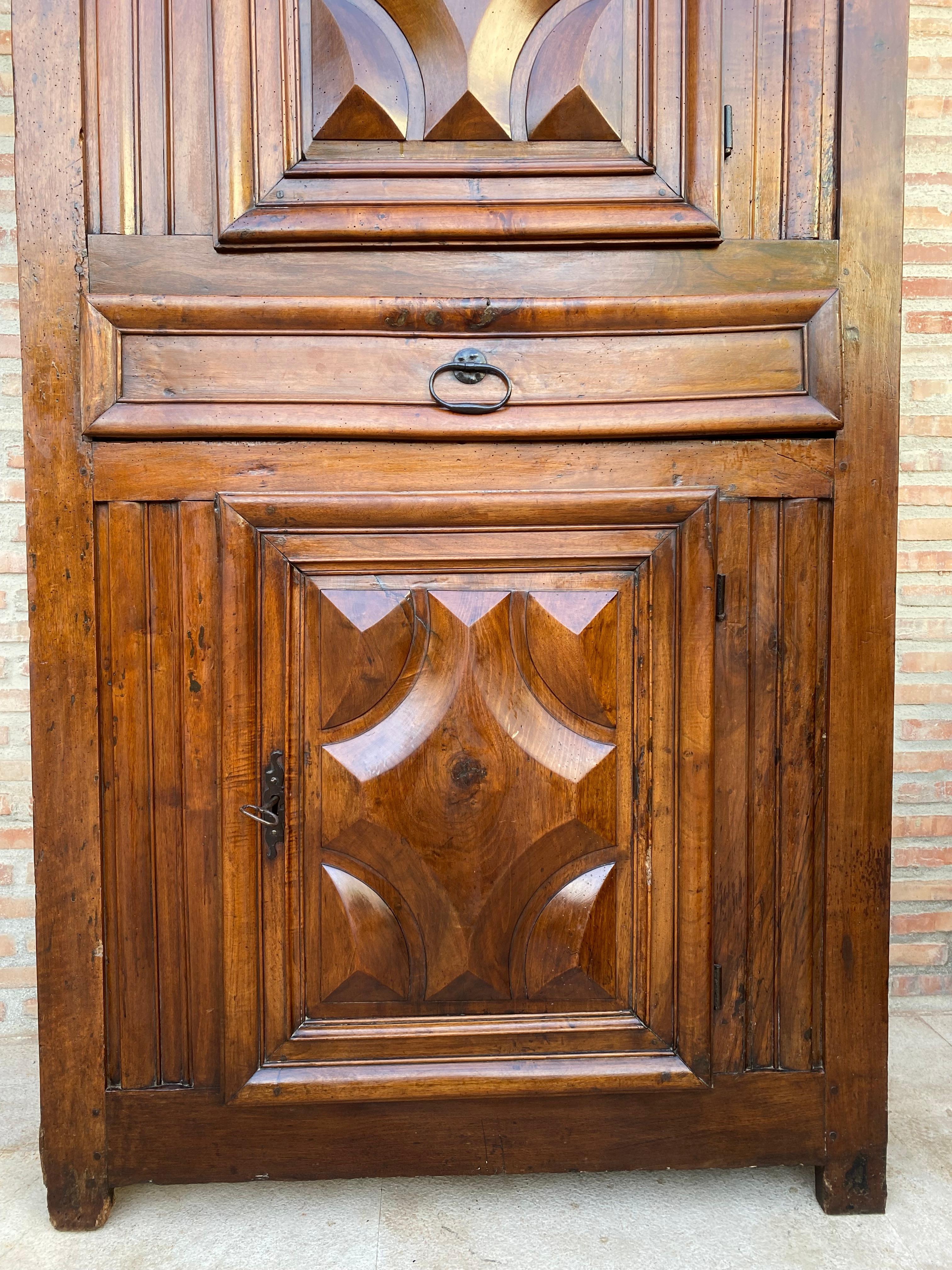 Antiker niederländischer Barockschrank aus leichter Eiche, 18. Jahrhundert im Angebot 8