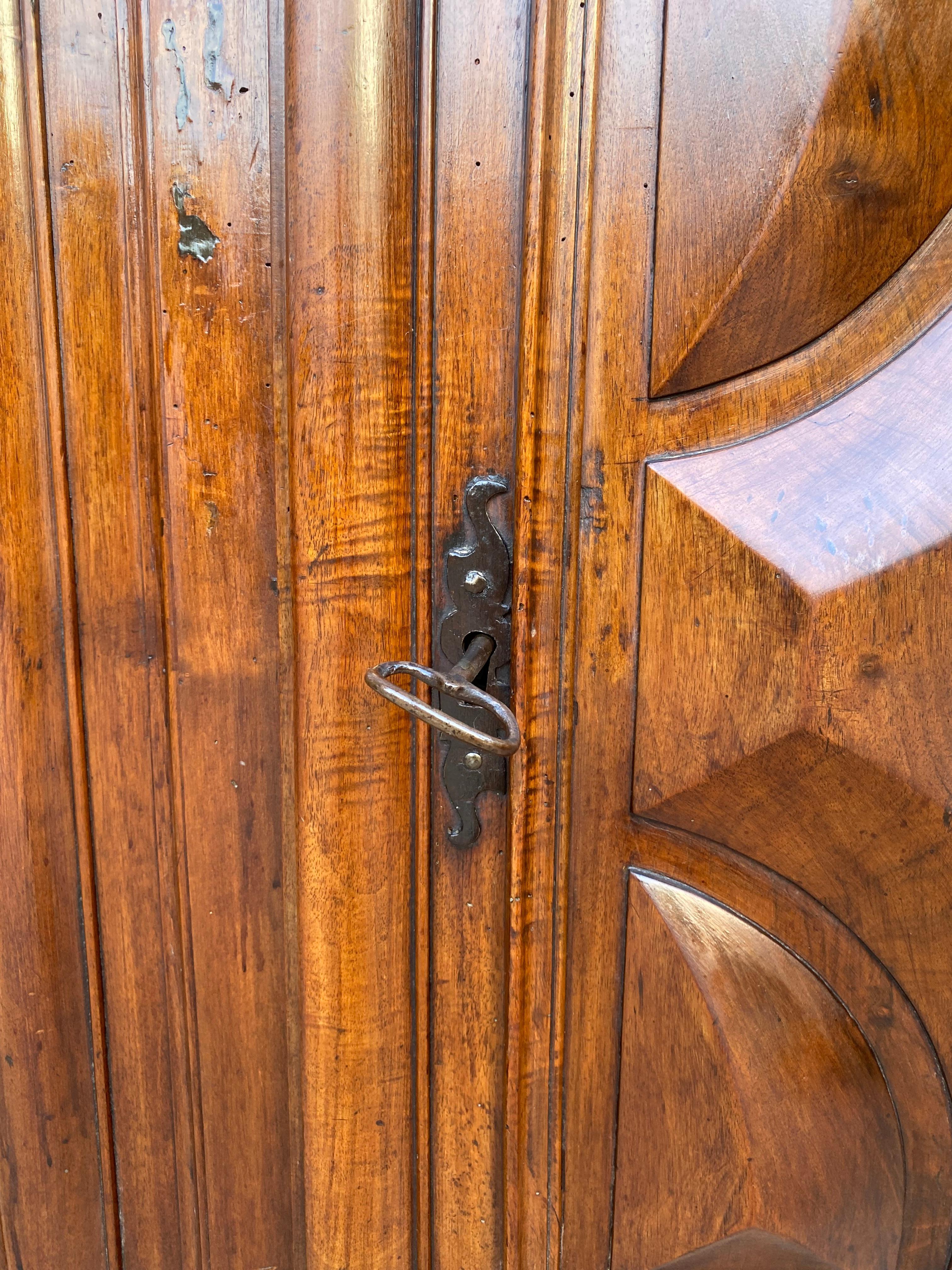 Antiker niederländischer Barockschrank aus leichter Eiche, 18. Jahrhundert im Angebot 9