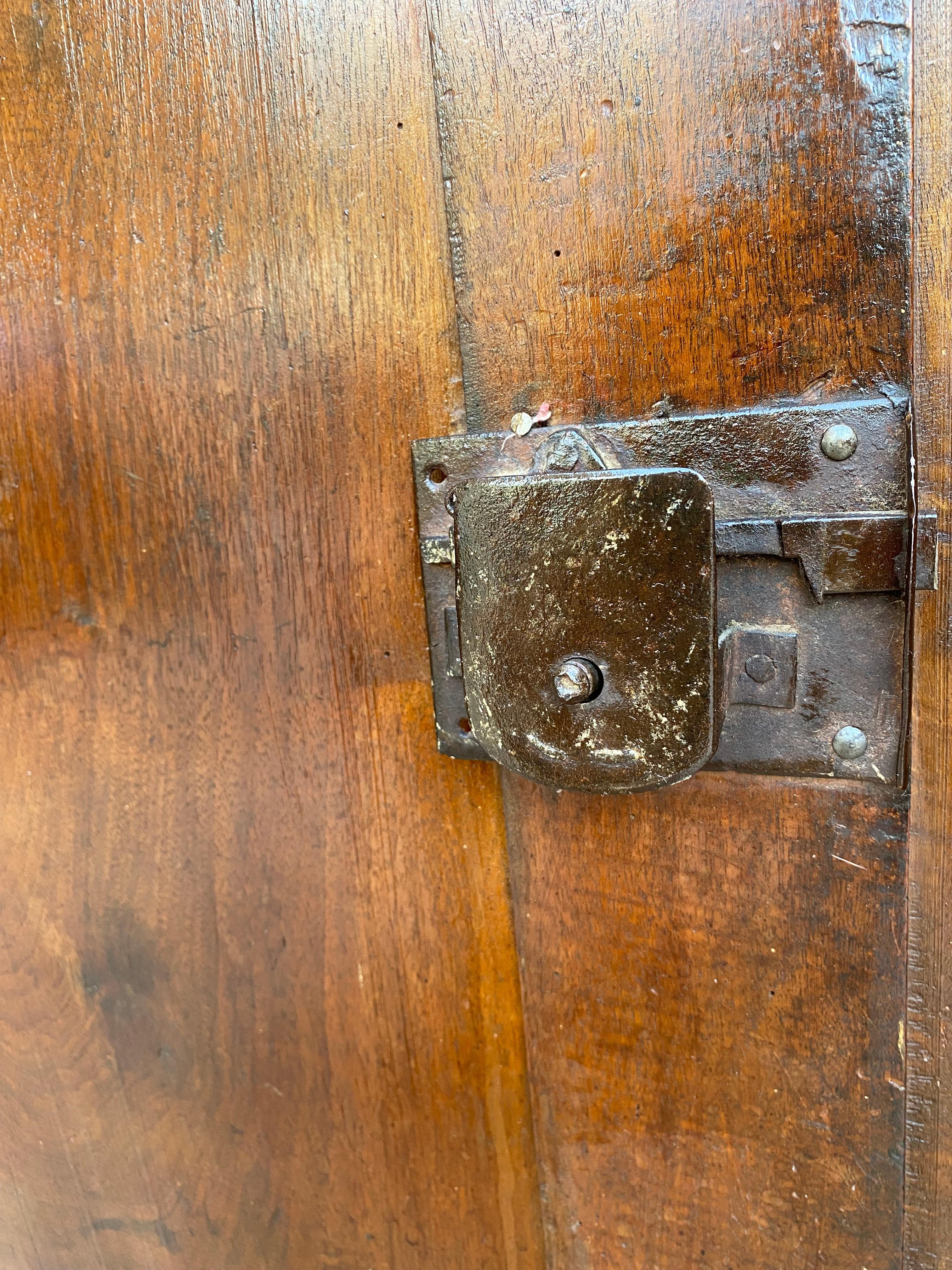 Antiker niederländischer Barockschrank aus leichter Eiche, 18. Jahrhundert im Angebot 10