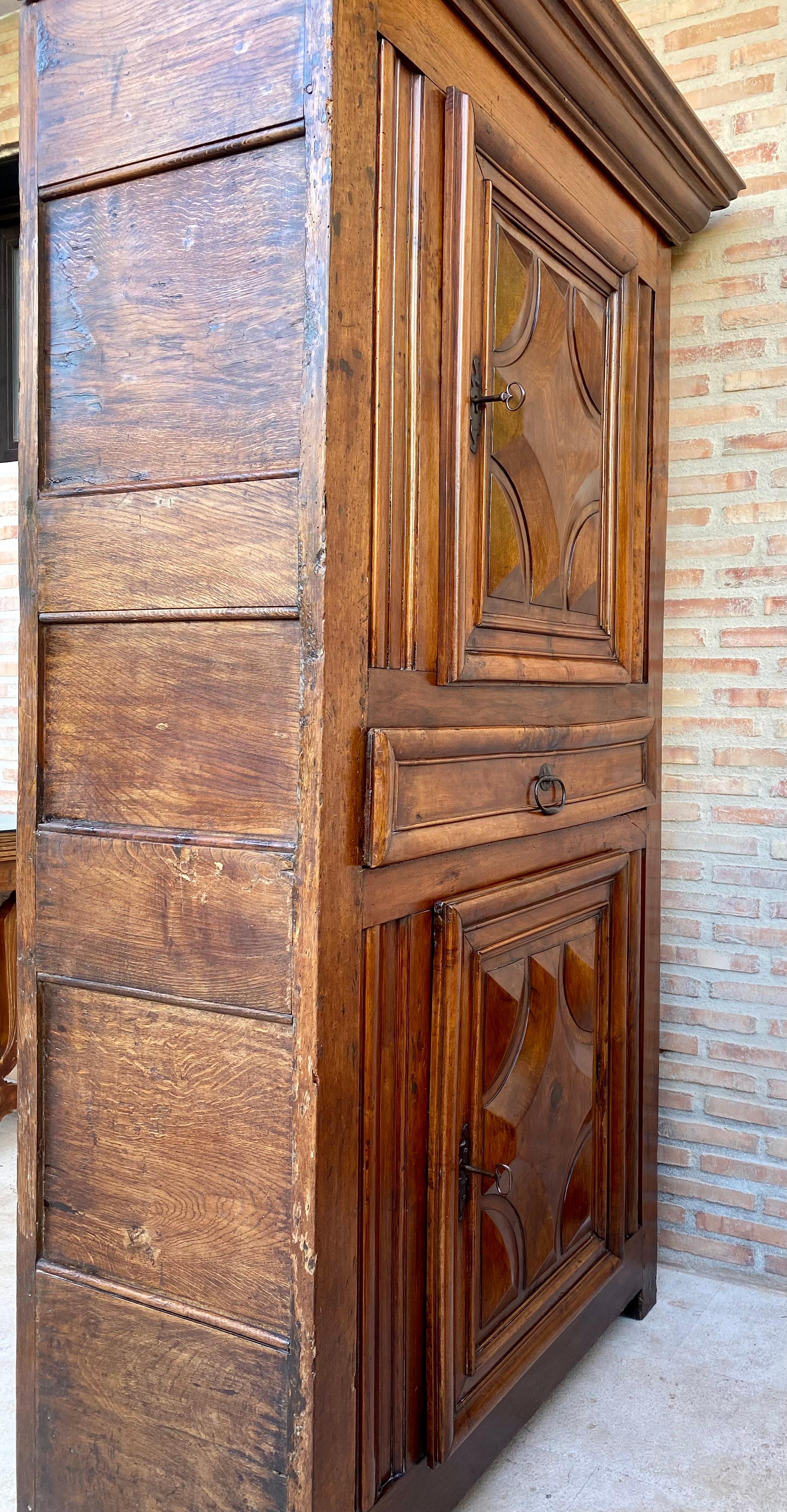 Antiker niederländischer Barockschrank aus leichter Eiche, 18. Jahrhundert im Angebot 11