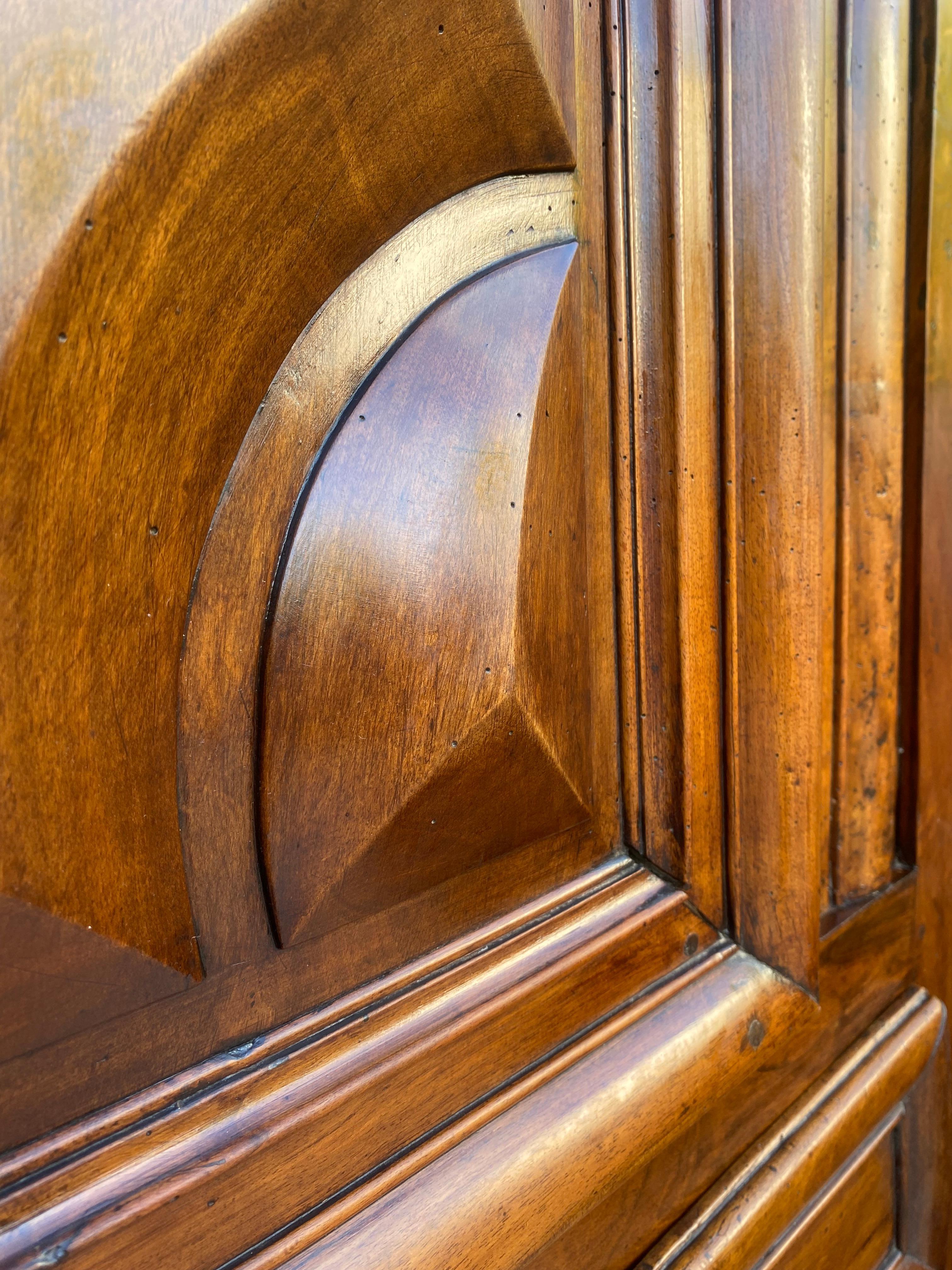 Antiker niederländischer Barockschrank aus leichter Eiche, 18. Jahrhundert im Angebot 12