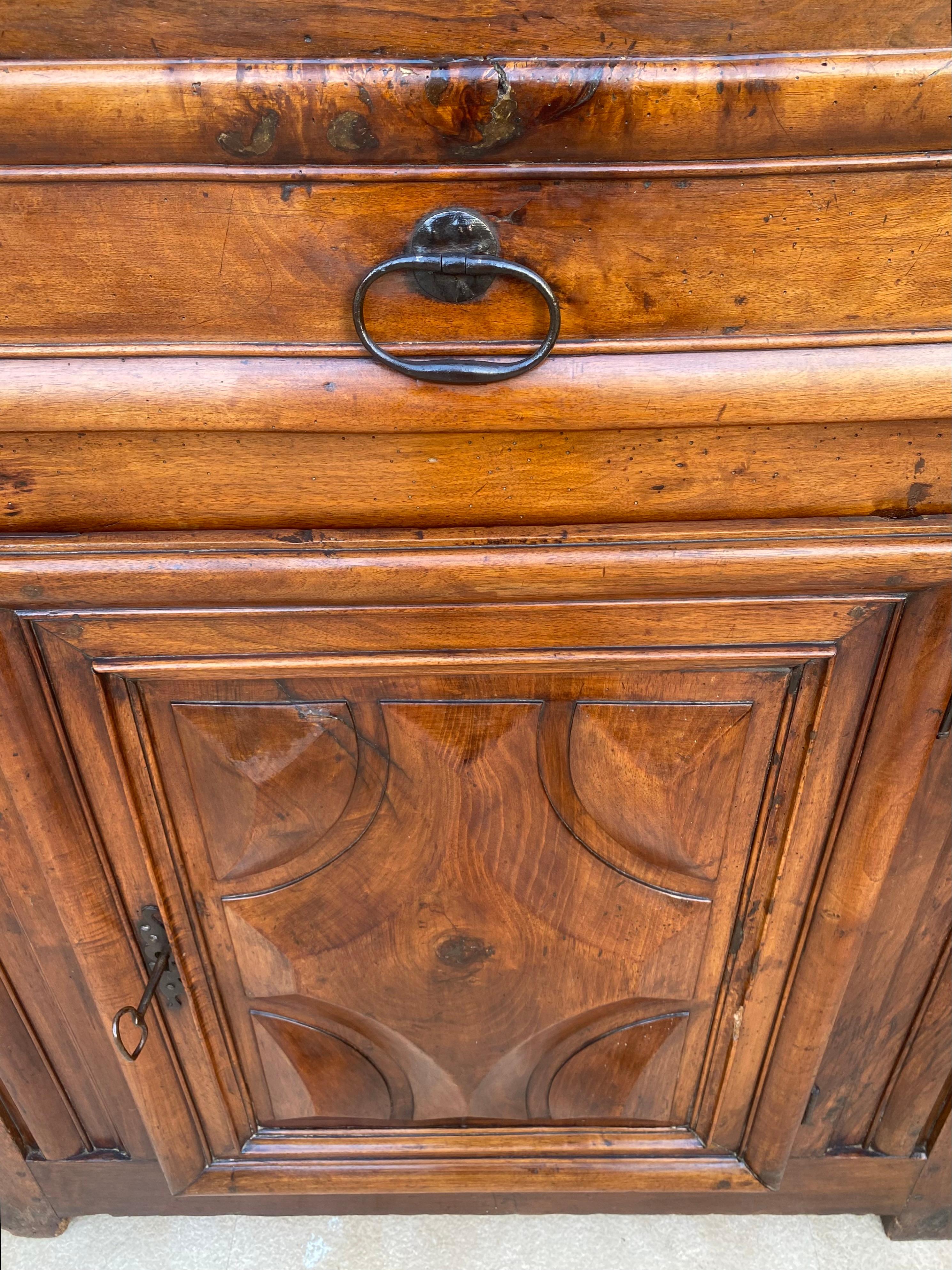 Antiker niederländischer Barockschrank aus leichter Eiche, 18. Jahrhundert im Angebot 13