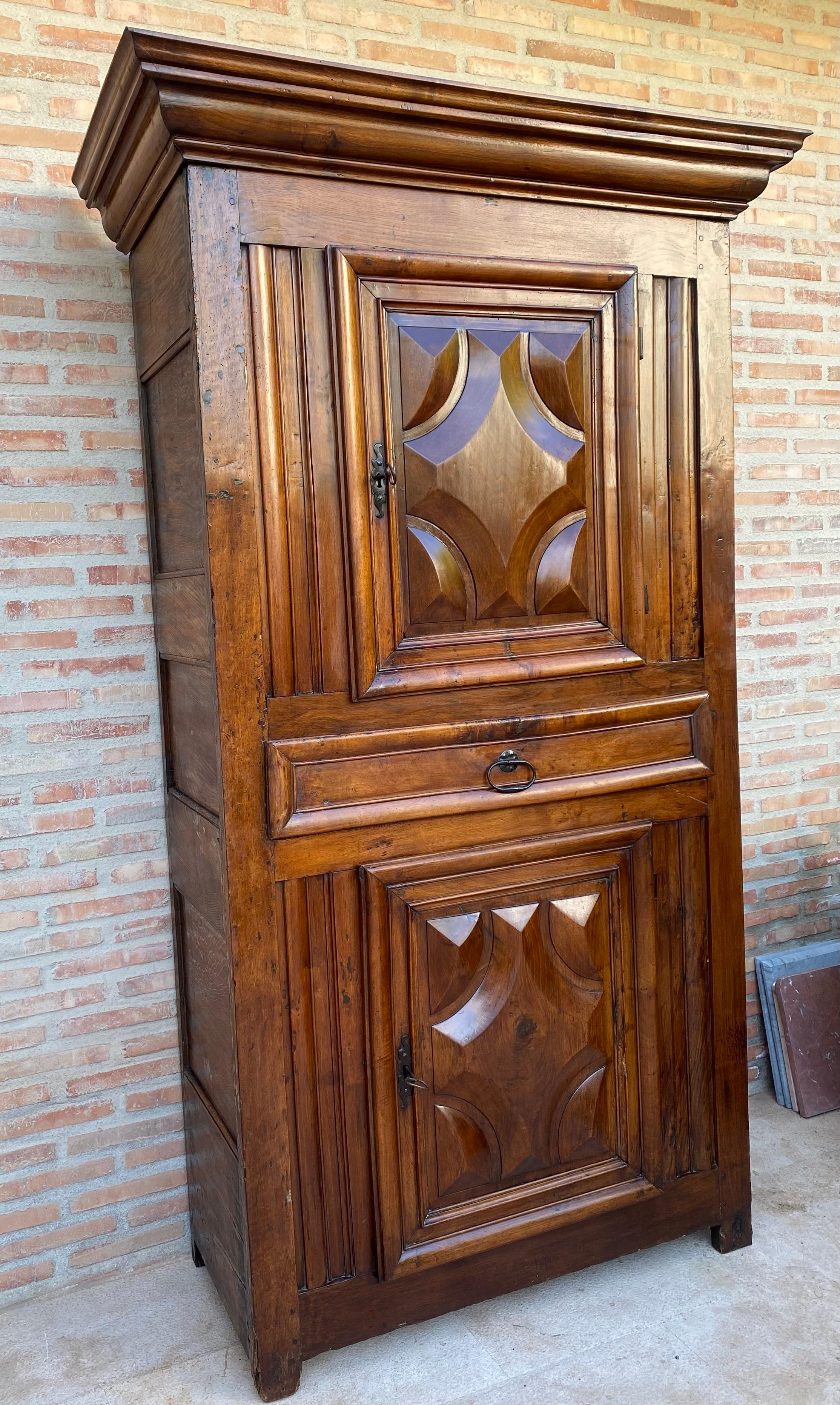 Ein exquisiter holländischer Kissenschrank mit zwei Türen. Dieser Schrank verdankt seinen Namen den kissenförmigen Verstärkungen an den Türen.
Dieses Möbelstück ist aus hochwertigem Eichenholz gefertigt und kunstvoll mit geometrischen Formen