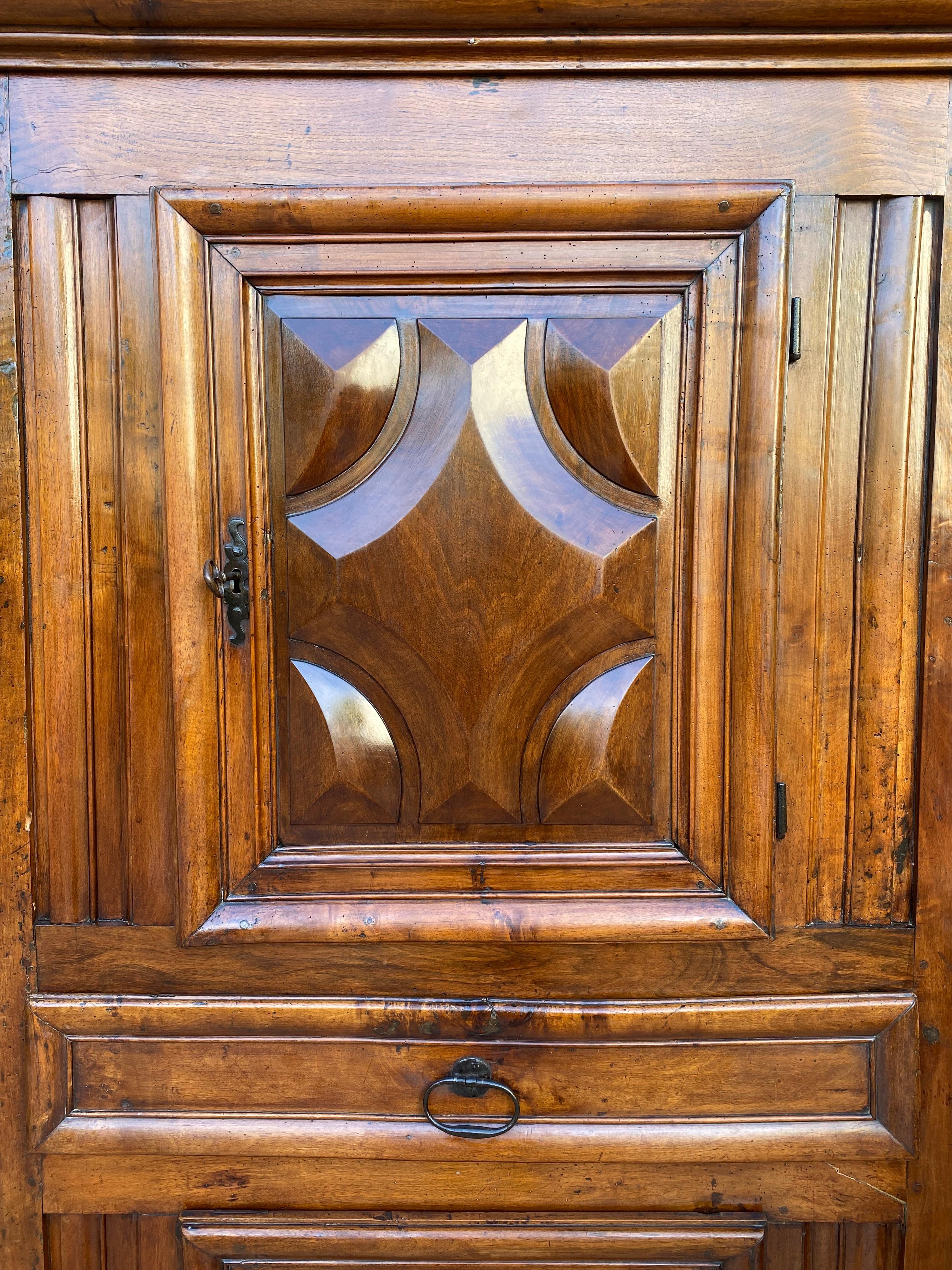 Antiker niederländischer Barockschrank aus leichter Eiche, 18. Jahrhundert (Europäisch) im Angebot