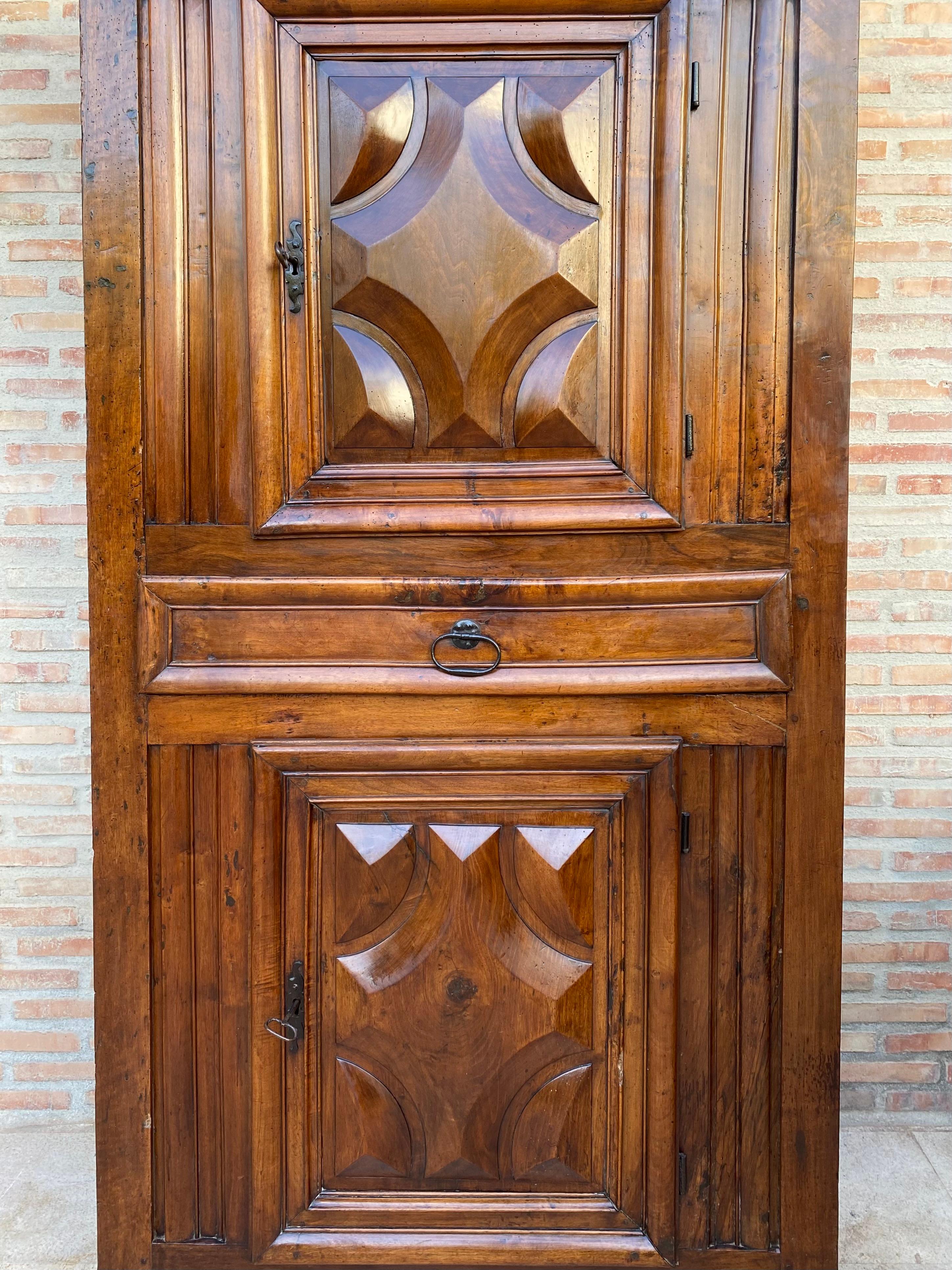 Antiker niederländischer Barockschrank aus leichter Eiche, 18. Jahrhundert im Zustand „Gut“ im Angebot in Miami, FL