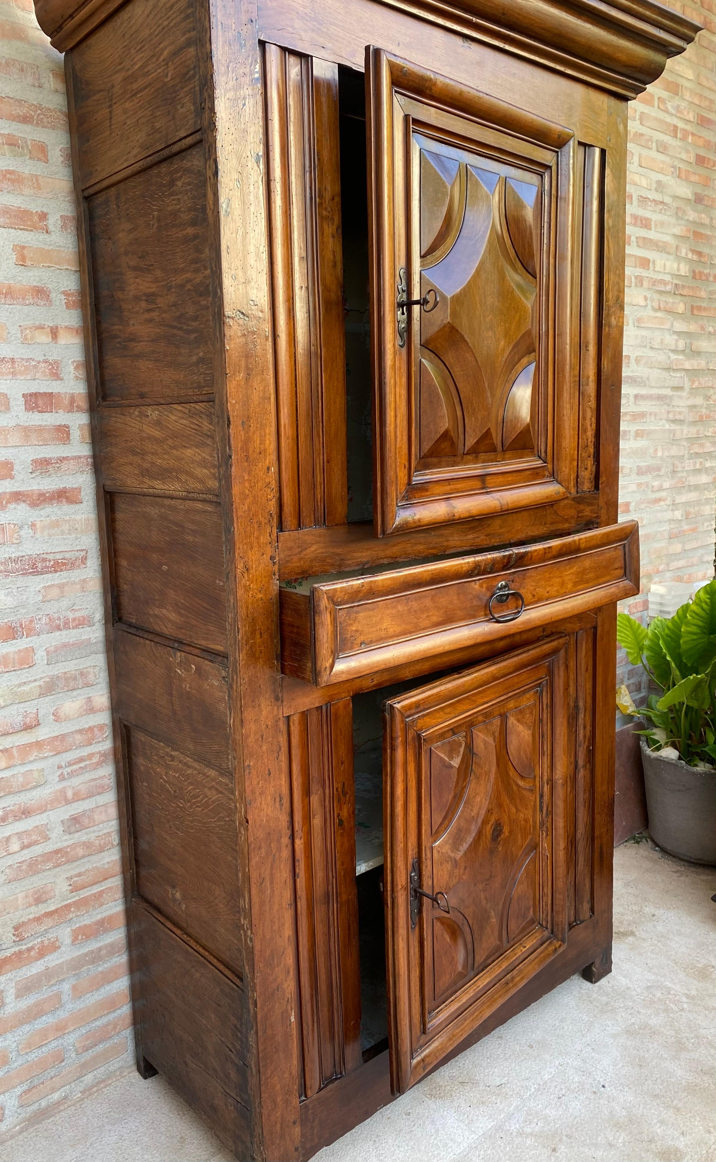 Antiker niederländischer Barockschrank aus leichter Eiche, 18. Jahrhundert (19. Jahrhundert) im Angebot