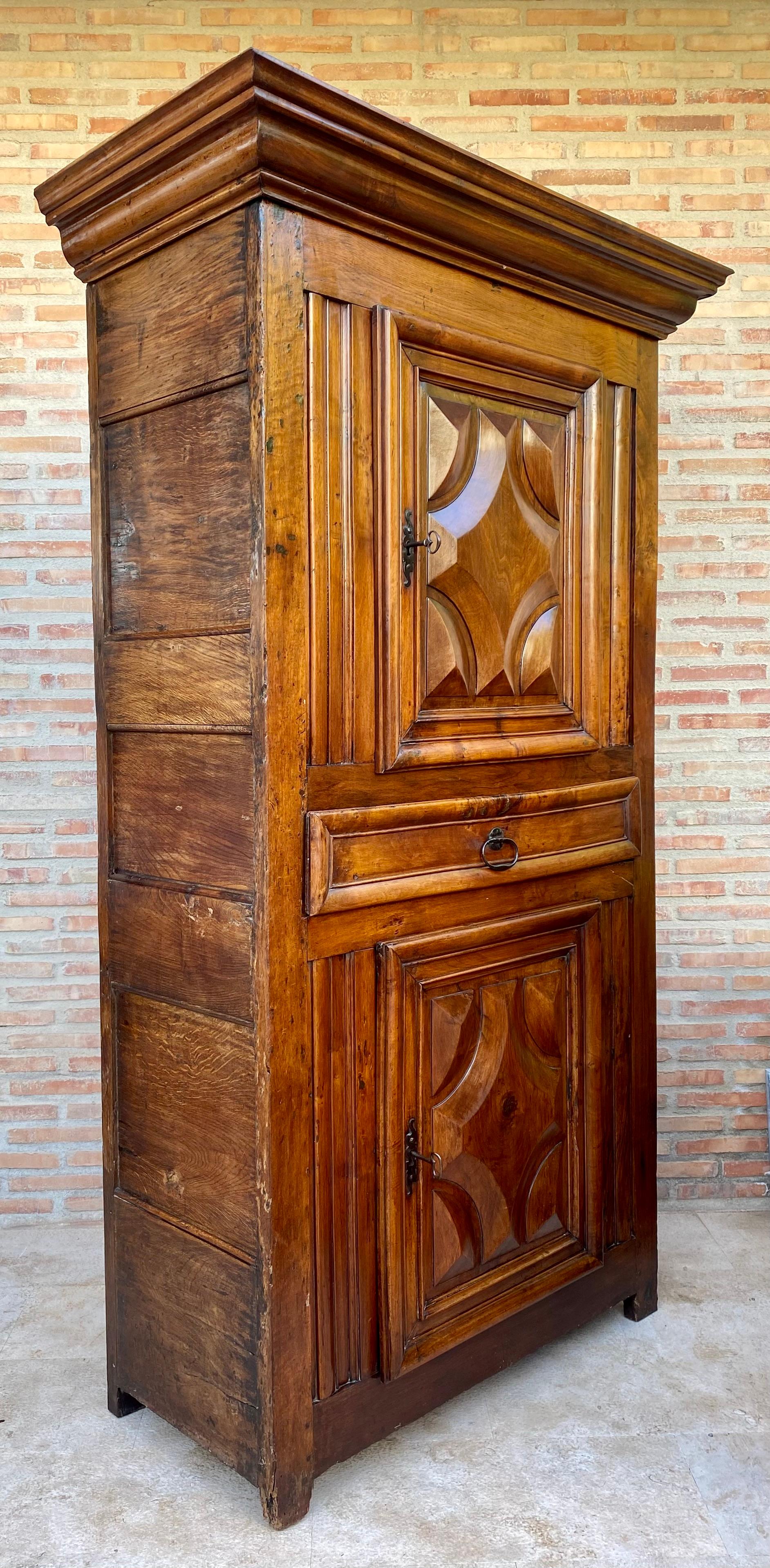 Antiker niederländischer Barockschrank aus leichter Eiche, 18. Jahrhundert (Eichenholz) im Angebot