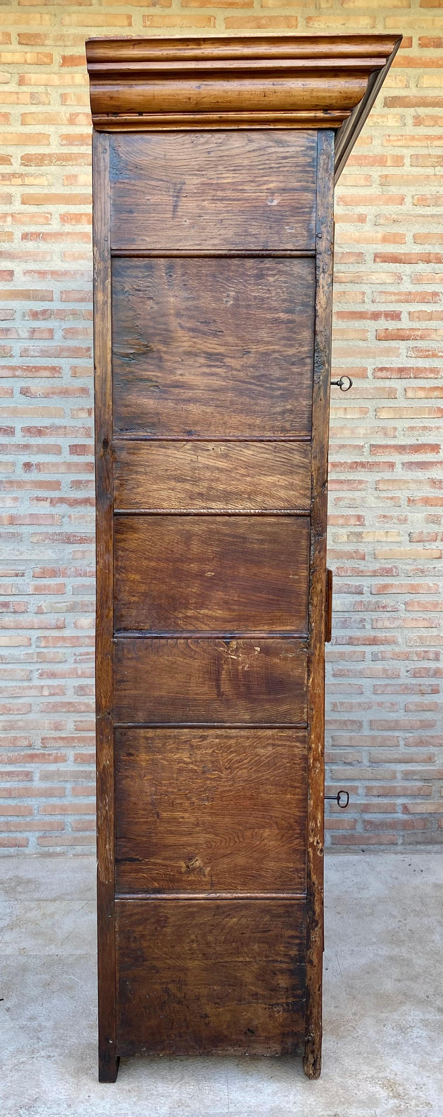 Antiker niederländischer Barockschrank aus leichter Eiche, 18. Jahrhundert im Angebot 1
