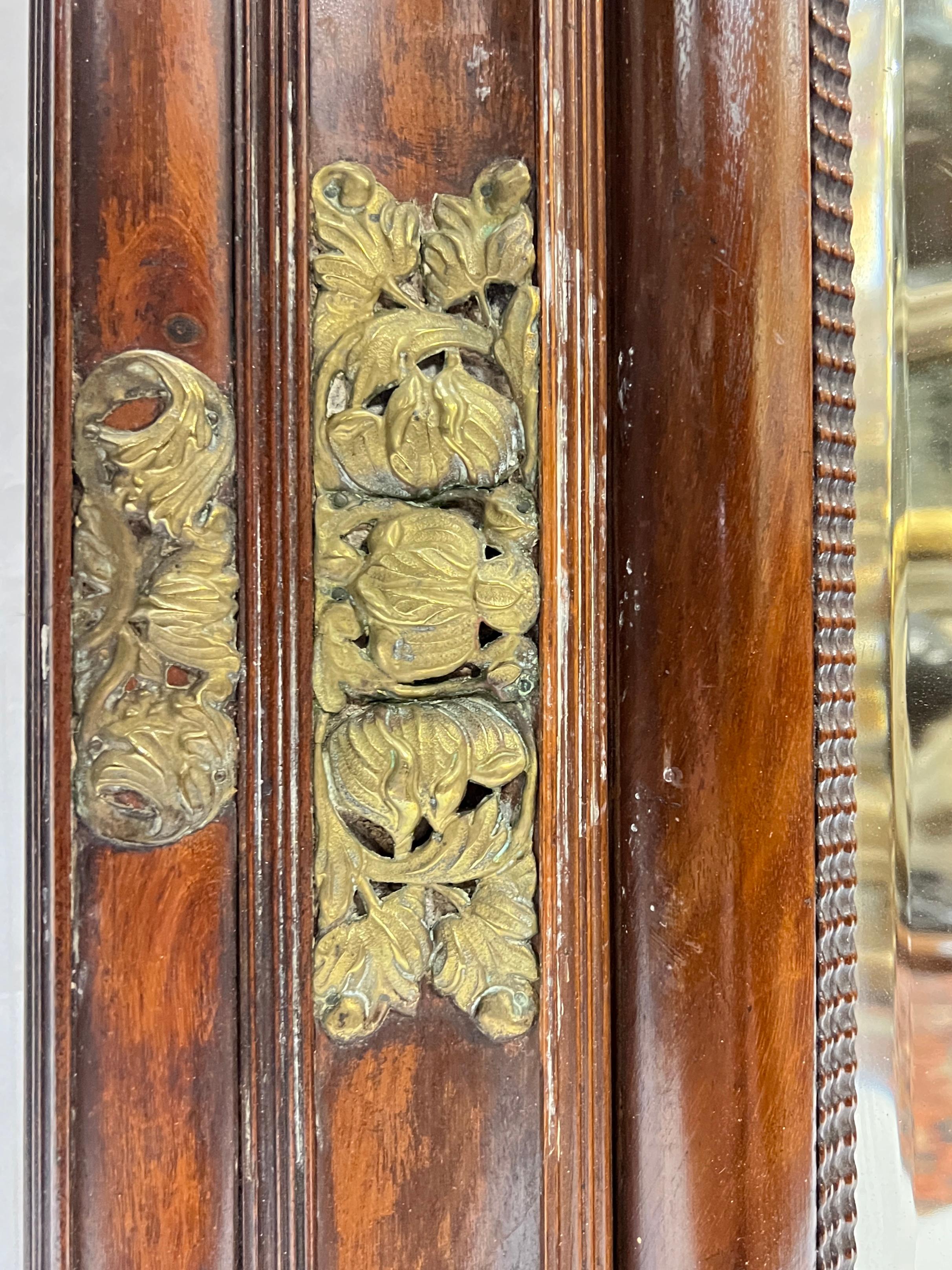 Estilo barroco holandés antiguo  Espejo de pared con diseños florales de metal dorado repujado 3