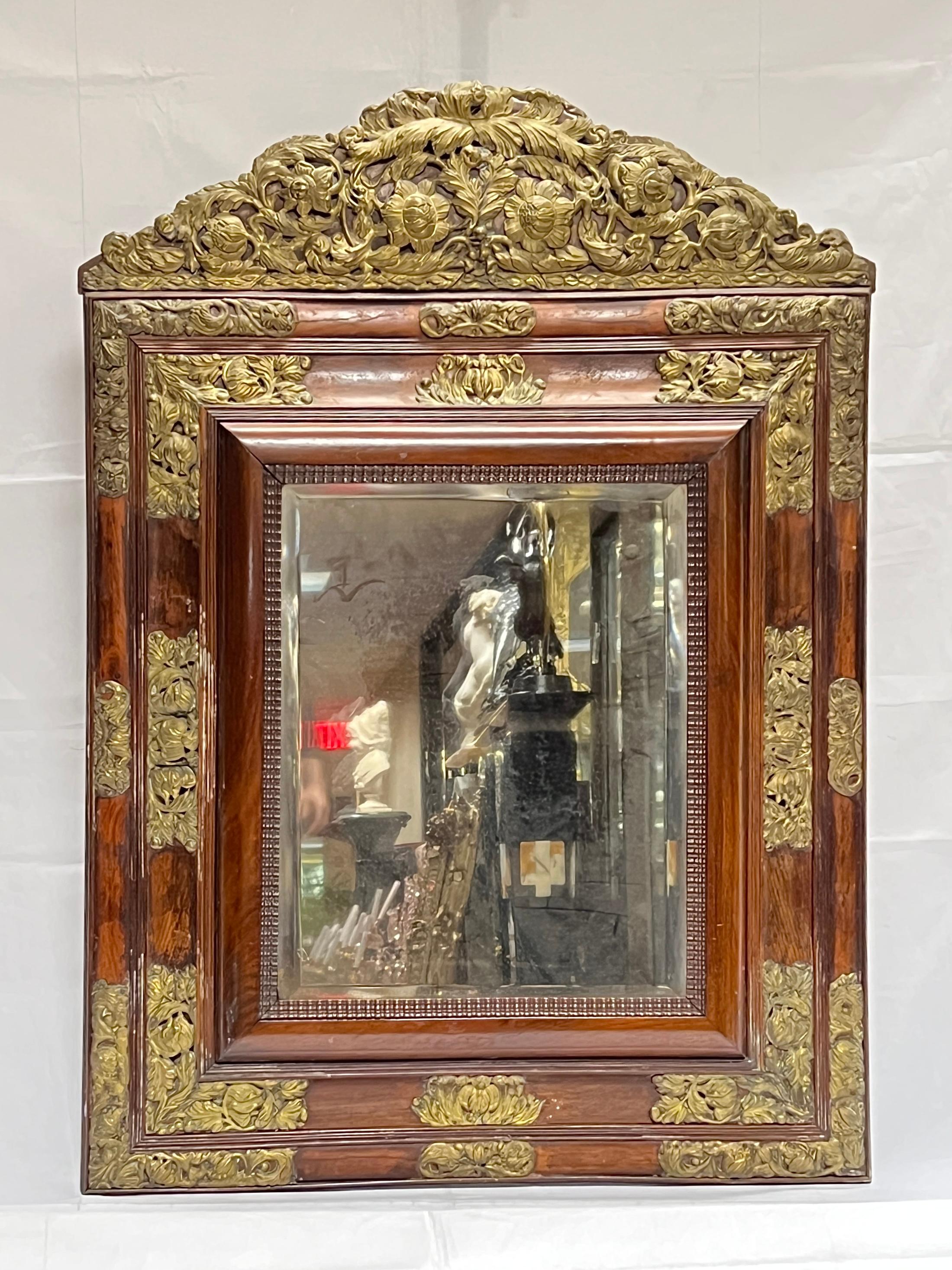 Preciosa antigüedad  Espejo de pared, 26 por 37 por 2,5 pulgadas, con apliques de metal dorado de diseños florales y orgánicos.  