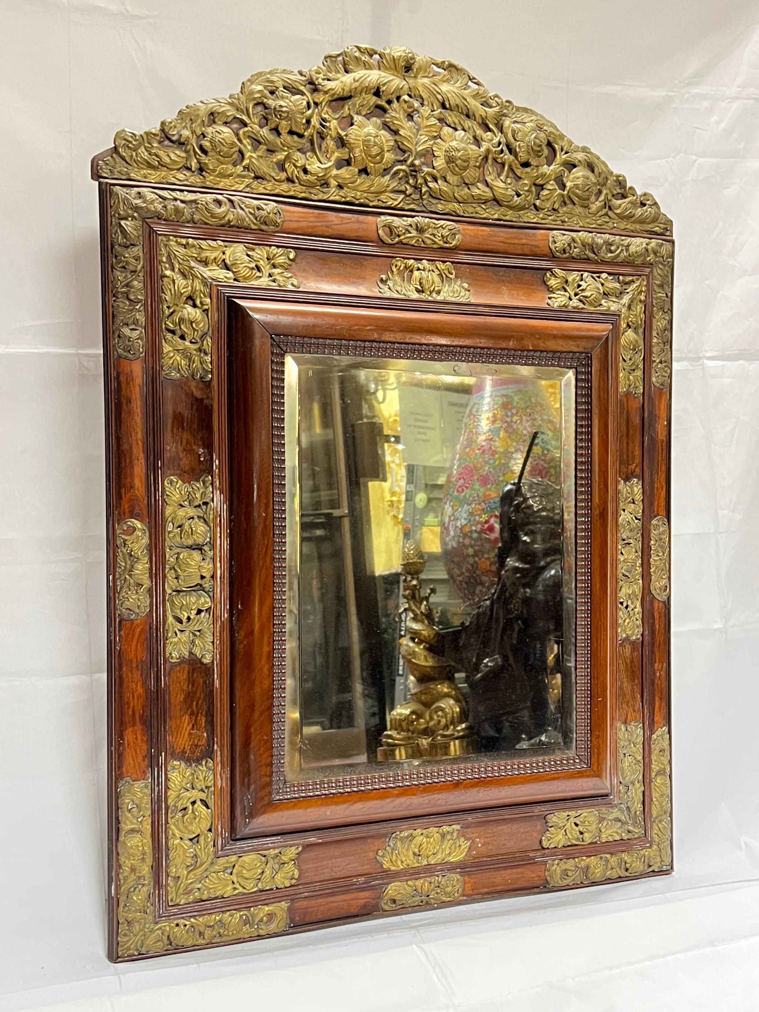 Estilo barroco holandés antiguo  Espejo de pared con diseños florales de metal dorado repujado Colonial holandés