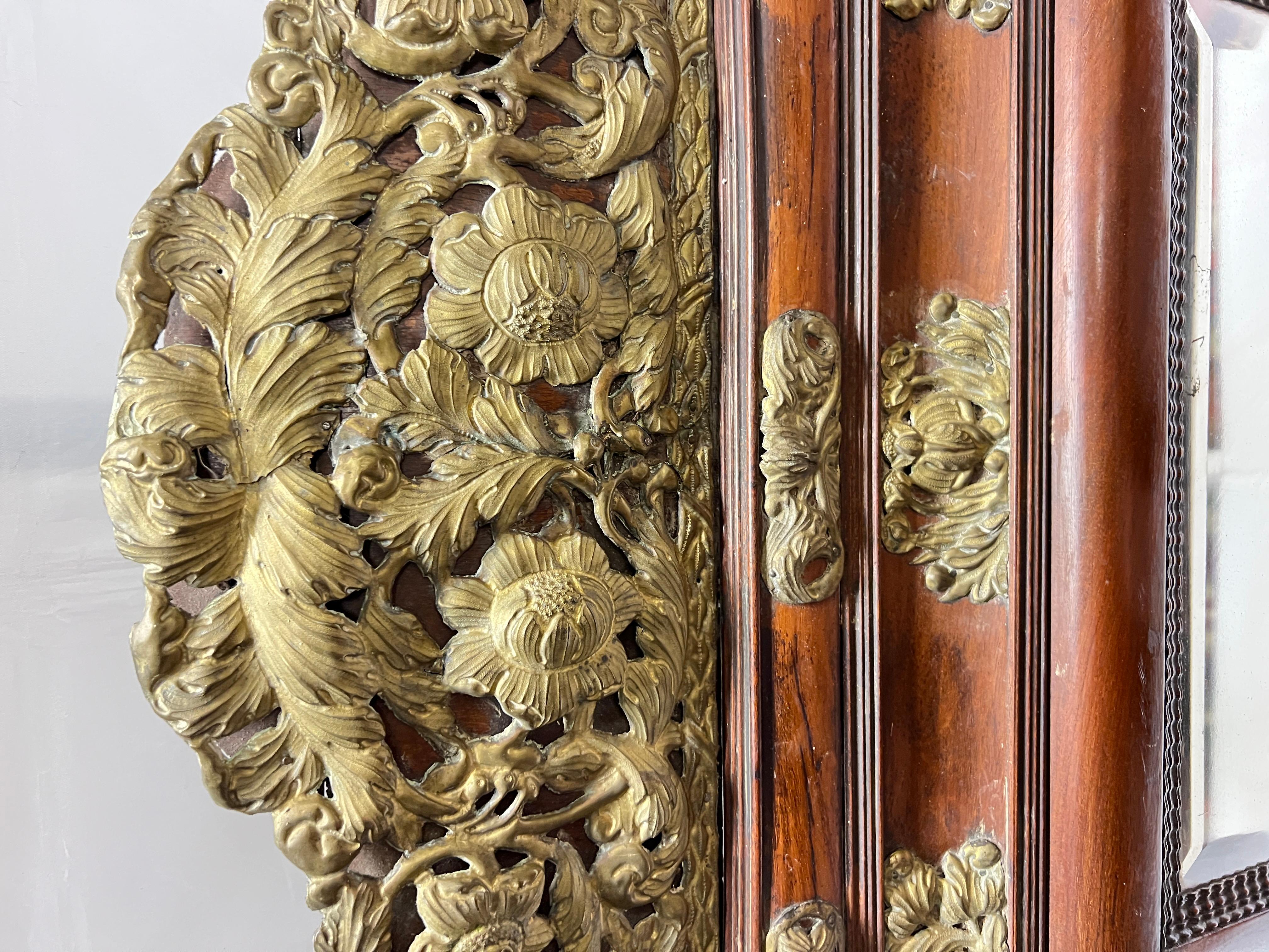 Estilo barroco holandés antiguo  Espejo de pared con diseños florales de metal dorado repujado Holandés