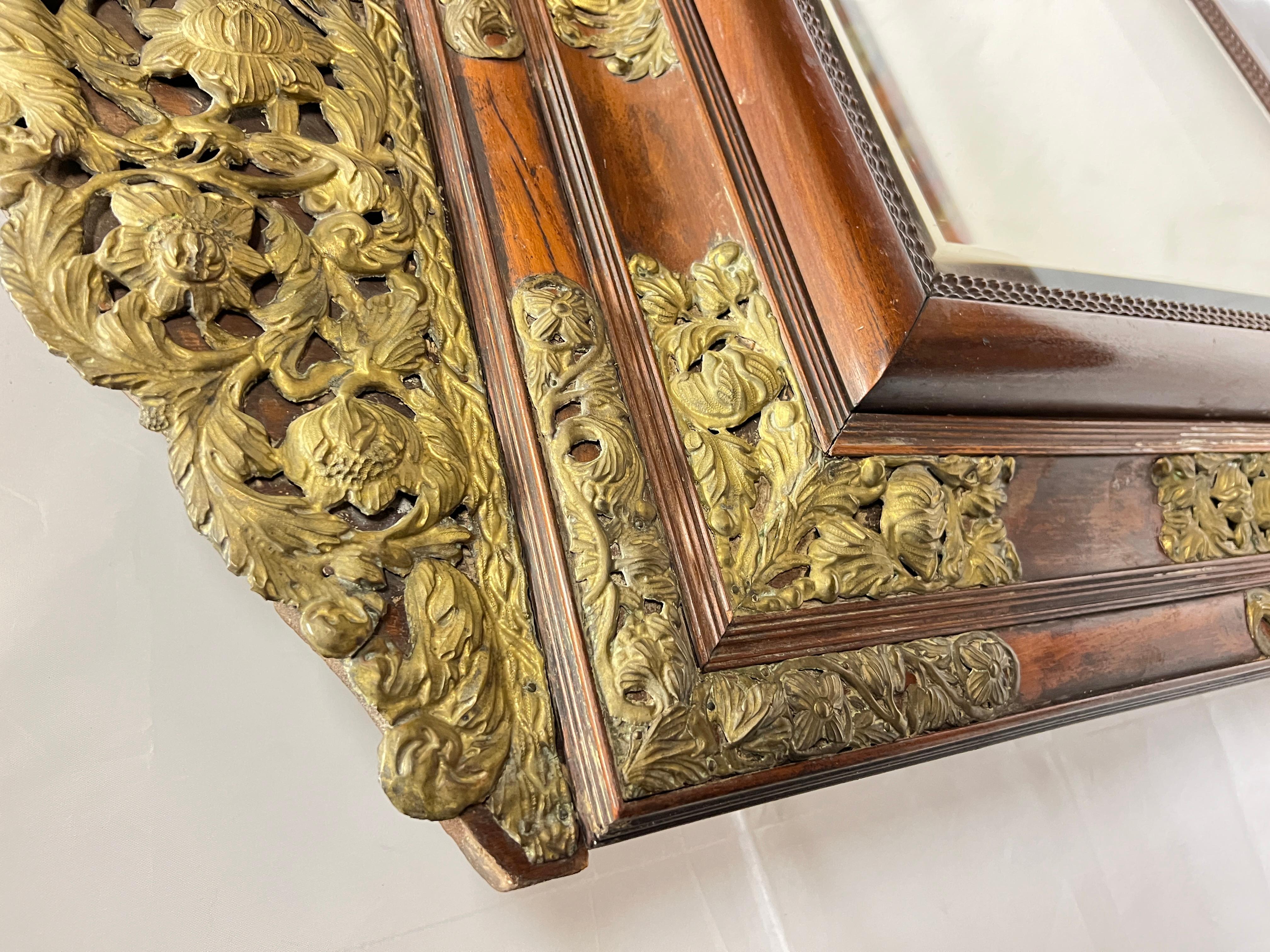 Estilo barroco holandés antiguo  Espejo de pared con diseños florales de metal dorado repujado Dorado