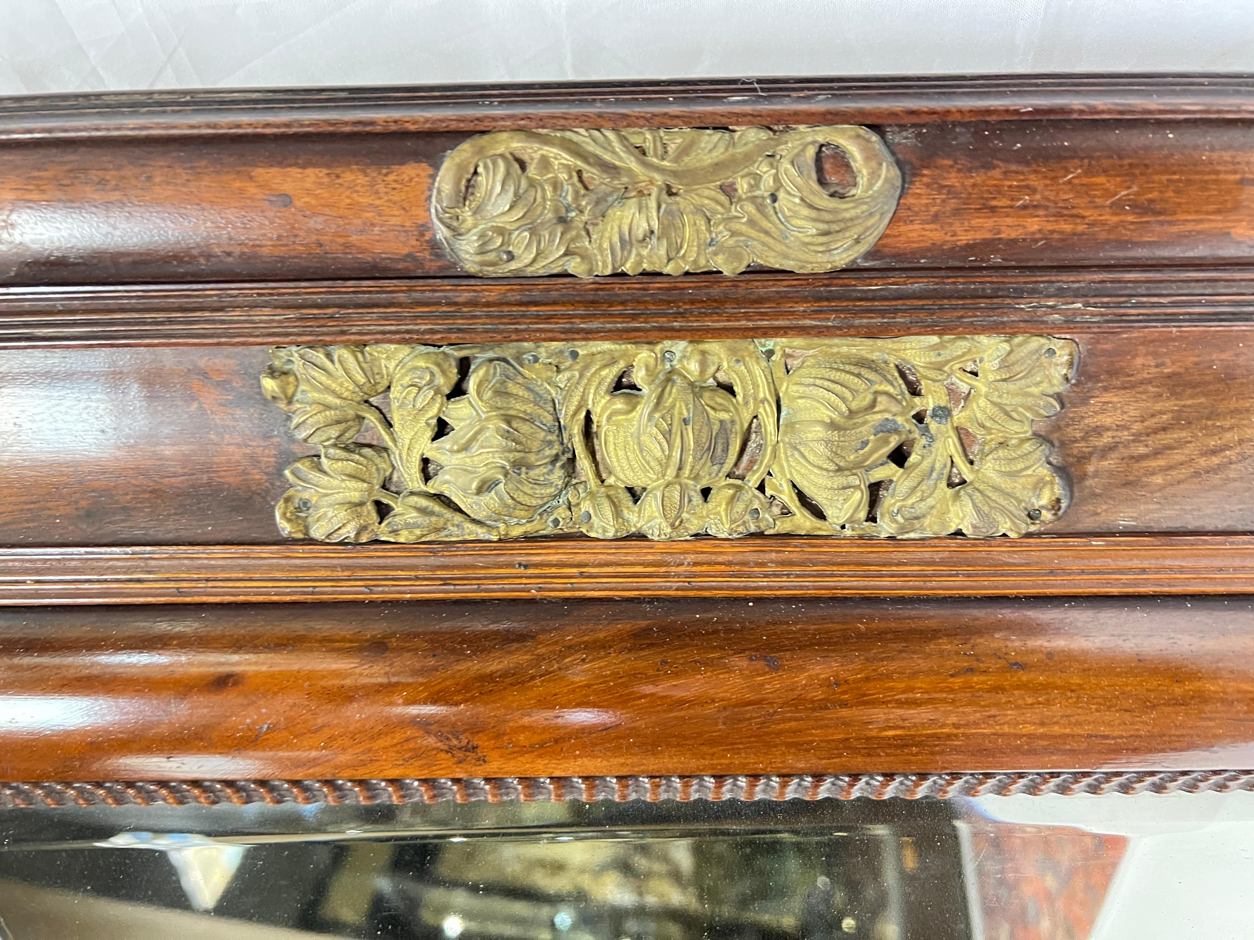 Estilo barroco holandés antiguo  Espejo de pared con diseños florales de metal dorado repujado siglo XIX