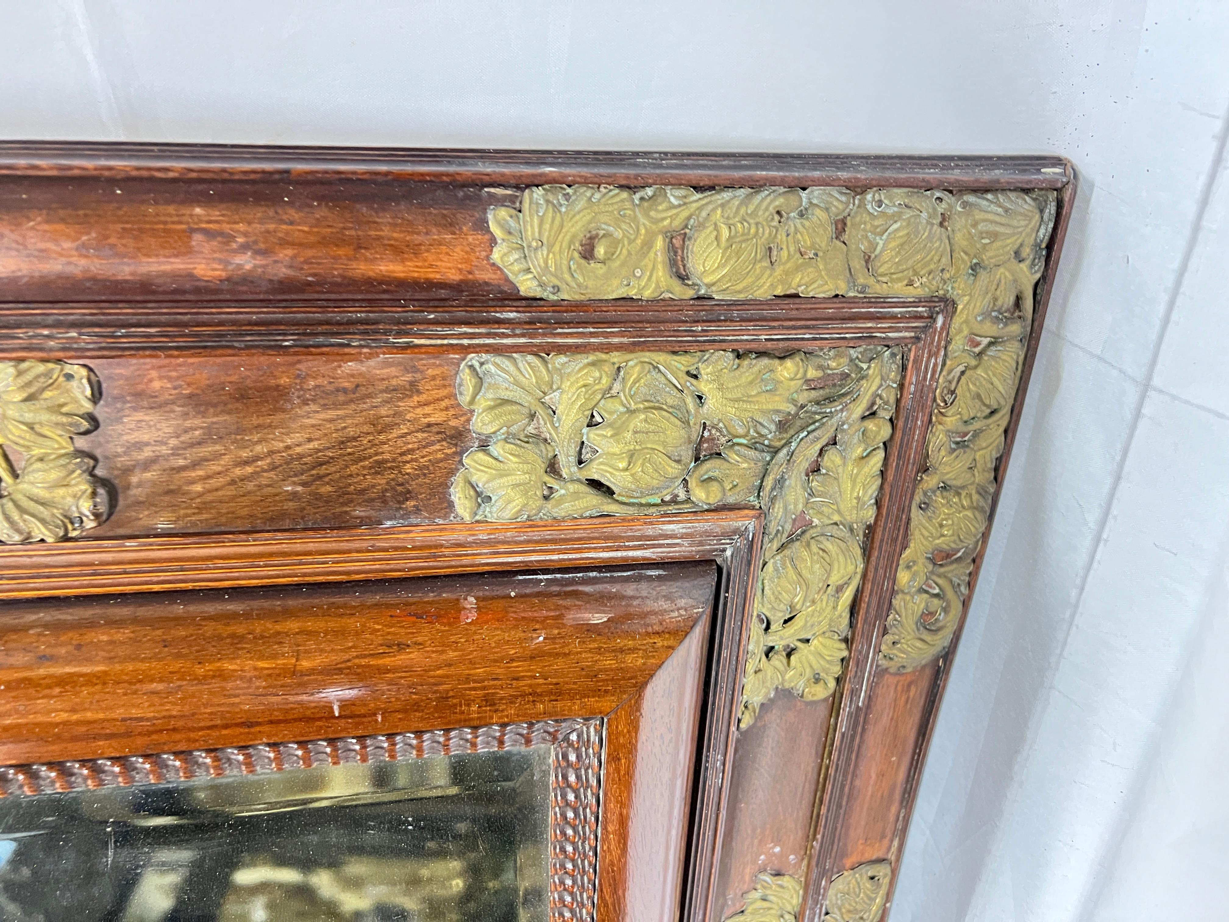 Estilo barroco holandés antiguo  Espejo de pared con diseños florales de metal dorado repujado Metal