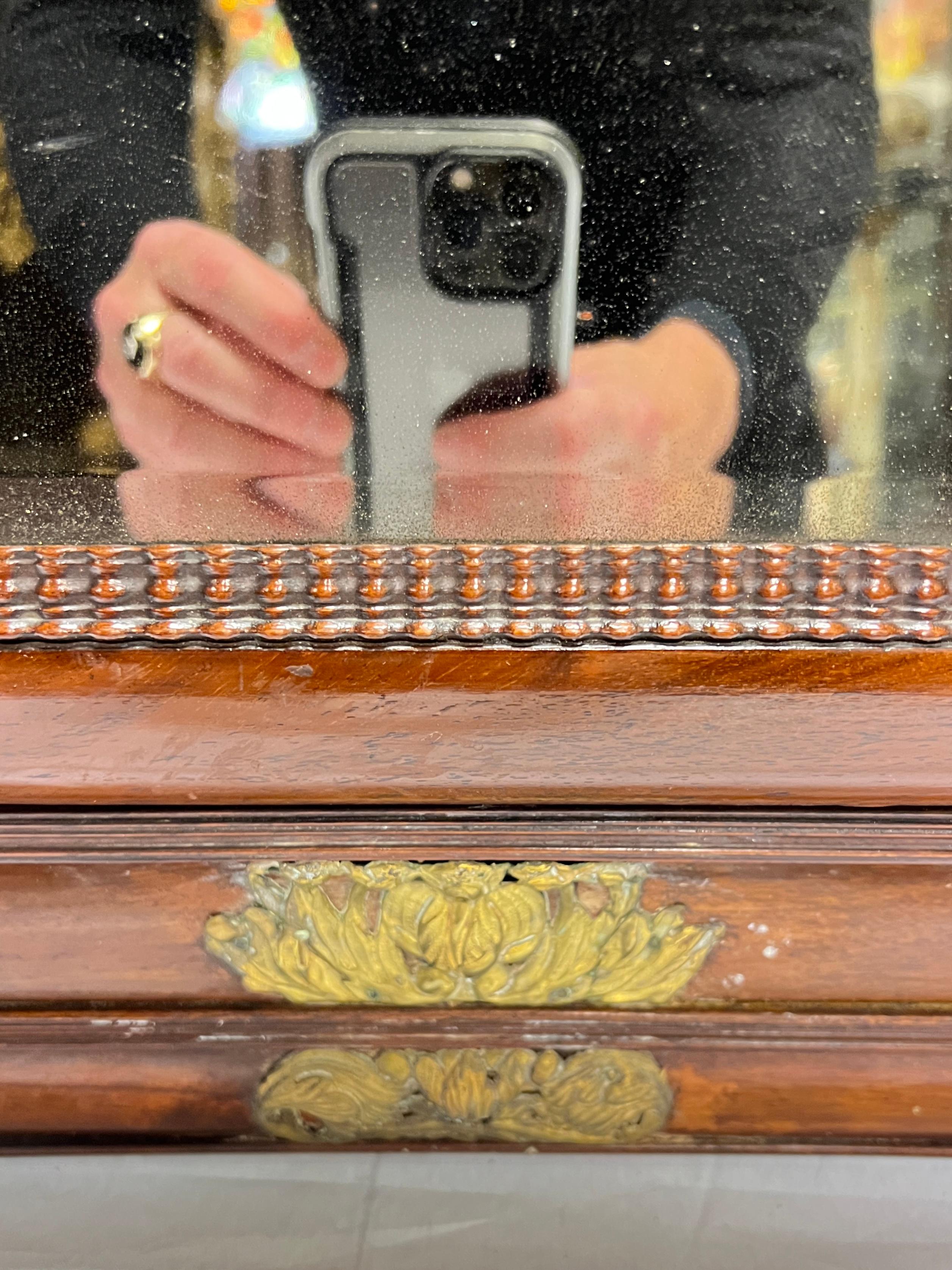 Estilo barroco holandés antiguo  Espejo de pared con diseños florales de metal dorado repujado 1