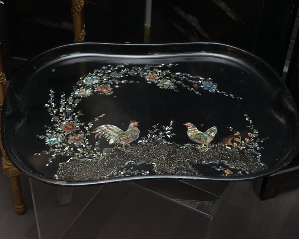 Bandeja holandesa antigua de metal negro con gallos de nácar Holandés en venta