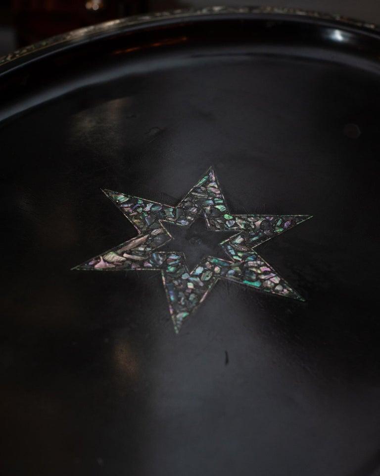 Bandeja holandesa antigua de metal negro con estrella de nácar en Bueno estado para la venta en Toronto, ON