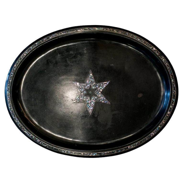 Bandeja holandesa antigua de metal negro con estrella de nácar