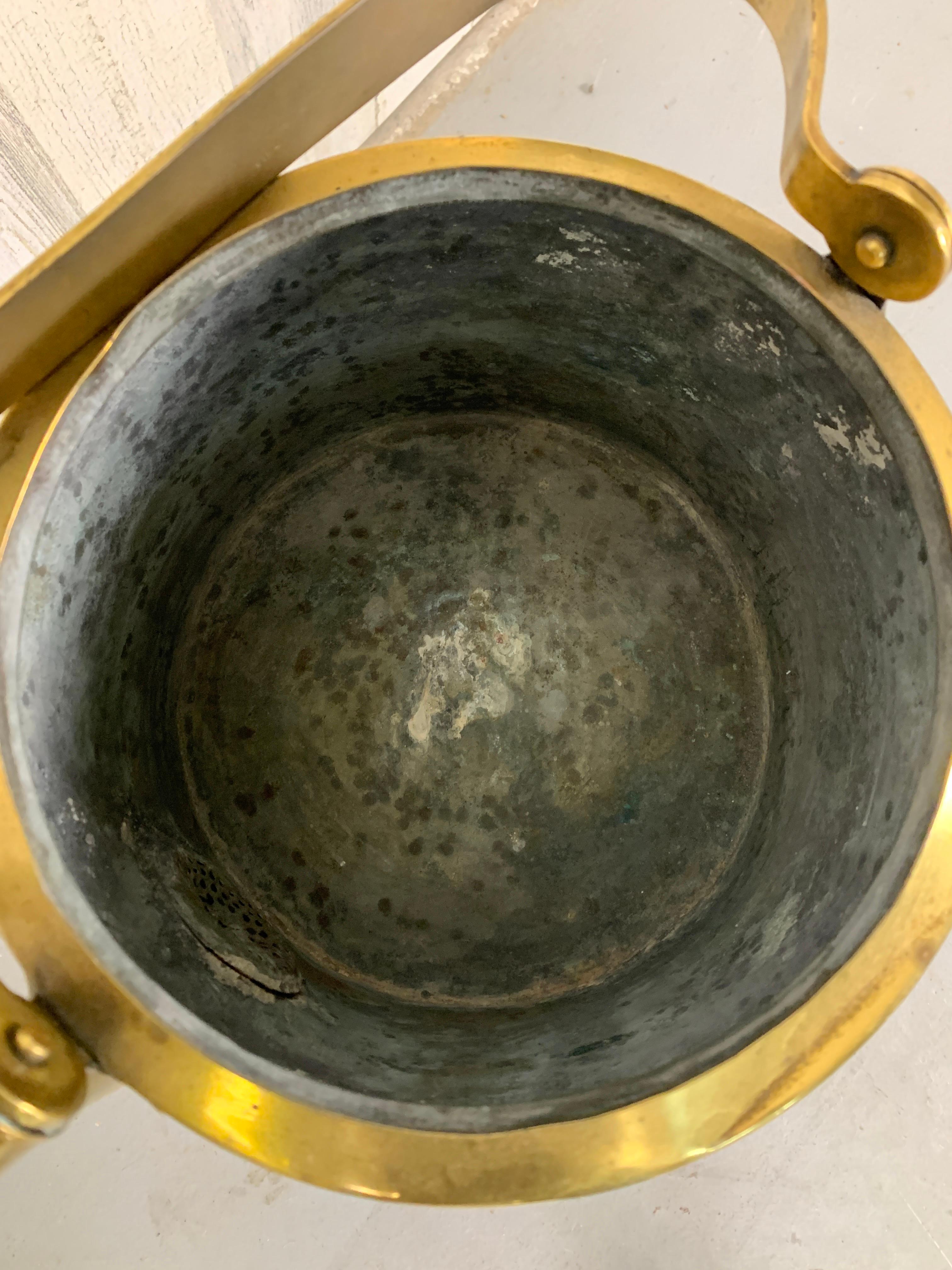 Antica caffettiera e sottopentola olandese in ottone in vendita 3