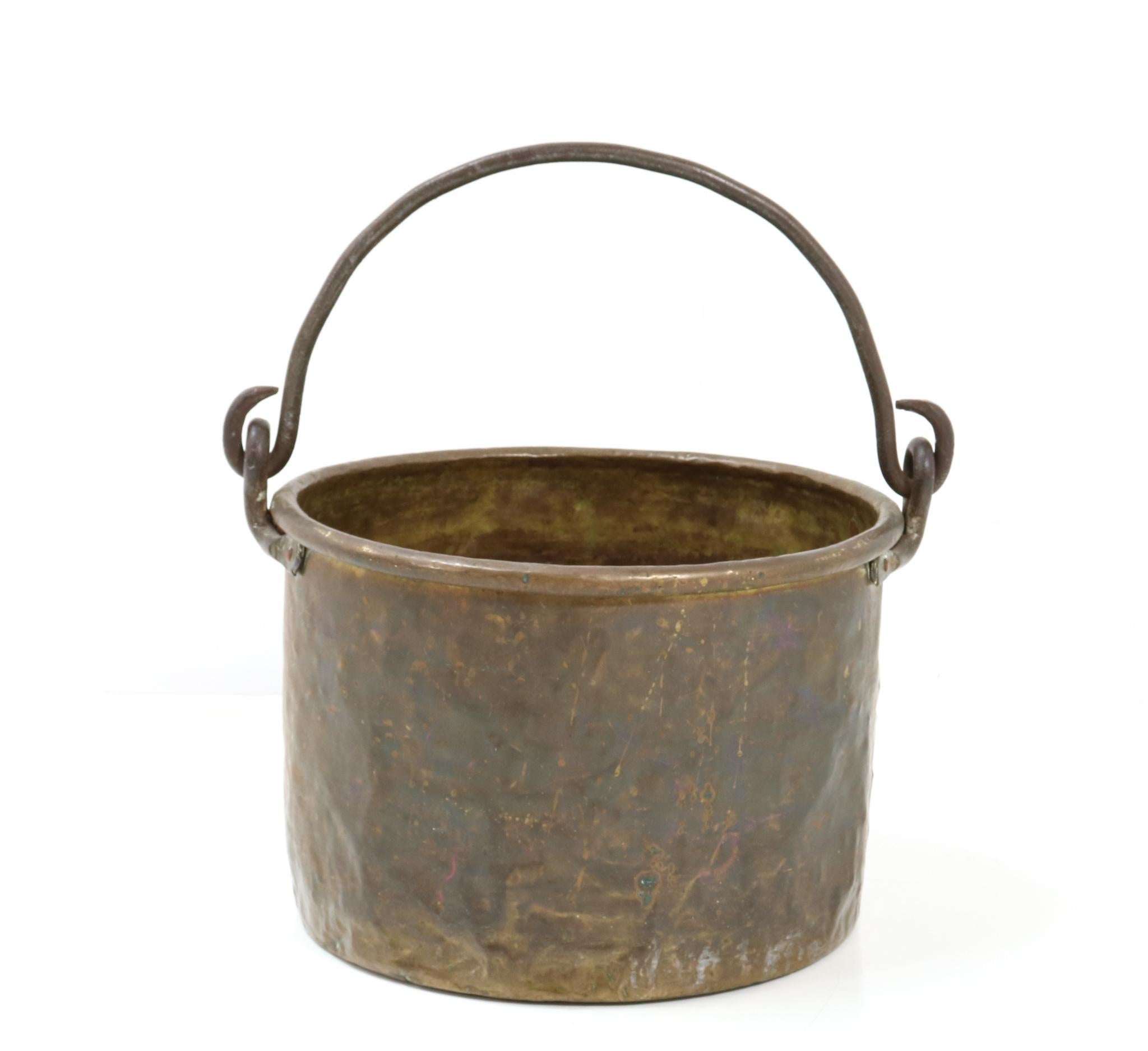 Stunning Antique log holder or firewood basket.
Striking Dutch design from the late 18th Century.
Solid patinated brass with the original wrought iron handle.
This wonderful Louis XV log holder or firewood basket is in very good
condition with