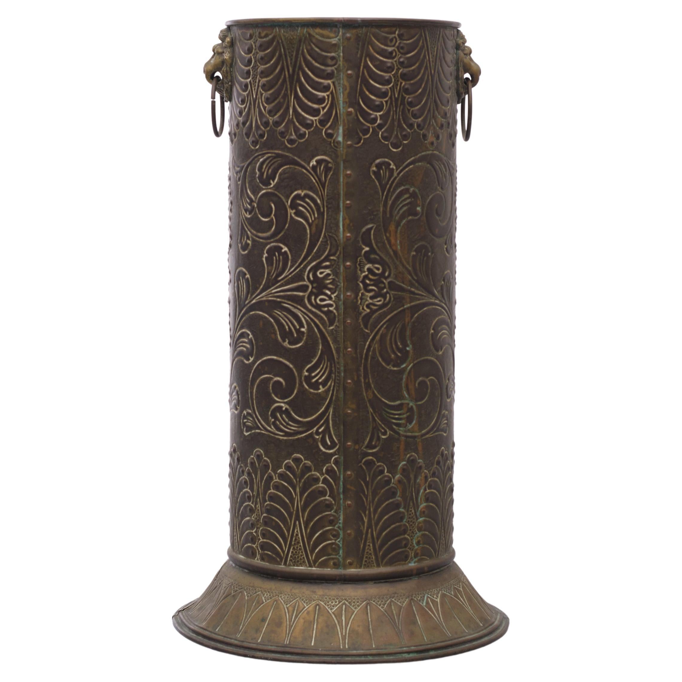 Very nice antique dutch brass umbrella stand. Embossed brass.
Two lion heads .comes with a typical dutch scene, windmill sailing boat.
Still with its original sink drip tray.