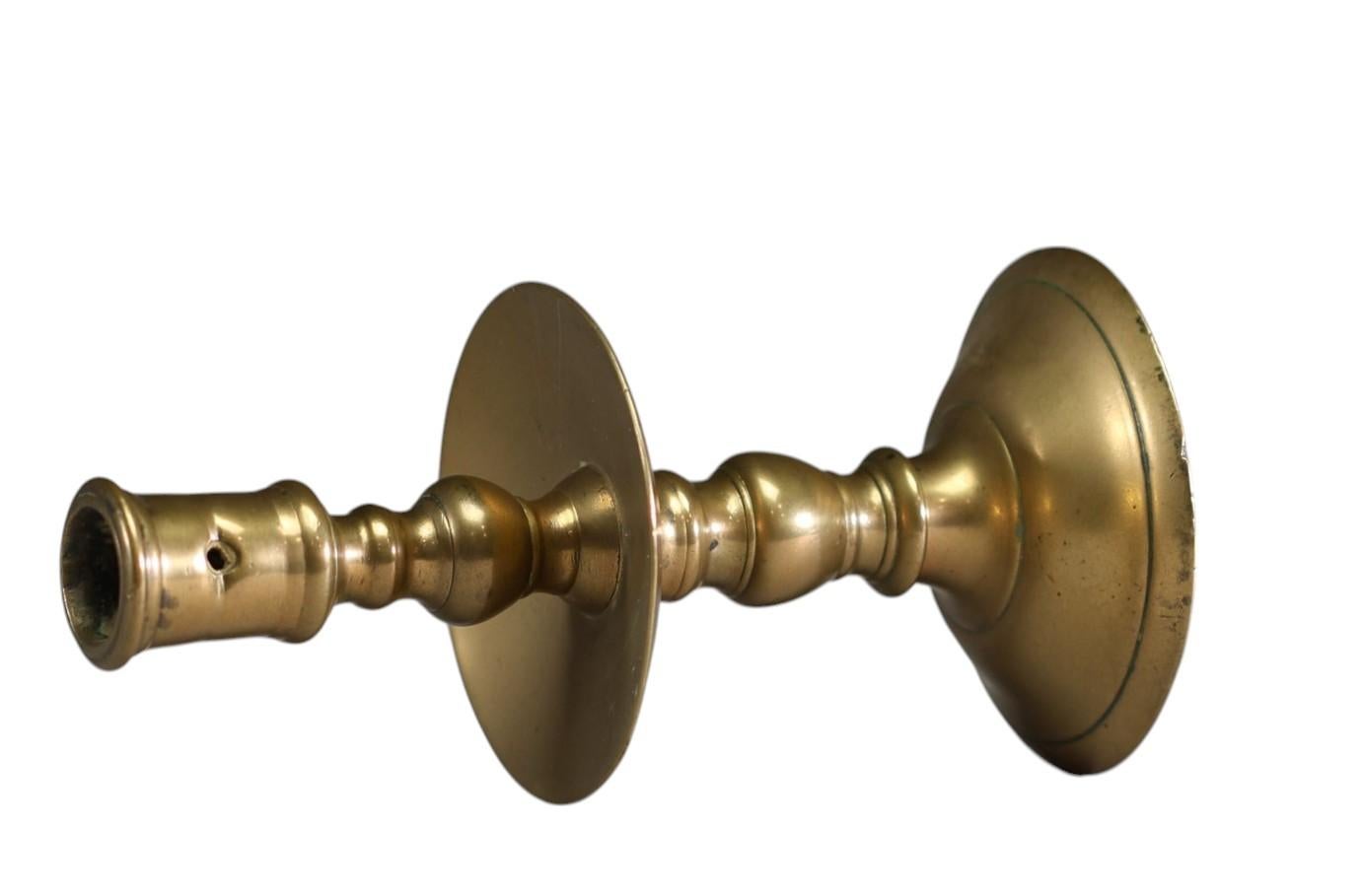 Candeliere olandese in bronzo della prima metà del XVII secolo.
Patina invecchiata
Mai riparato
Altezza 19 cm