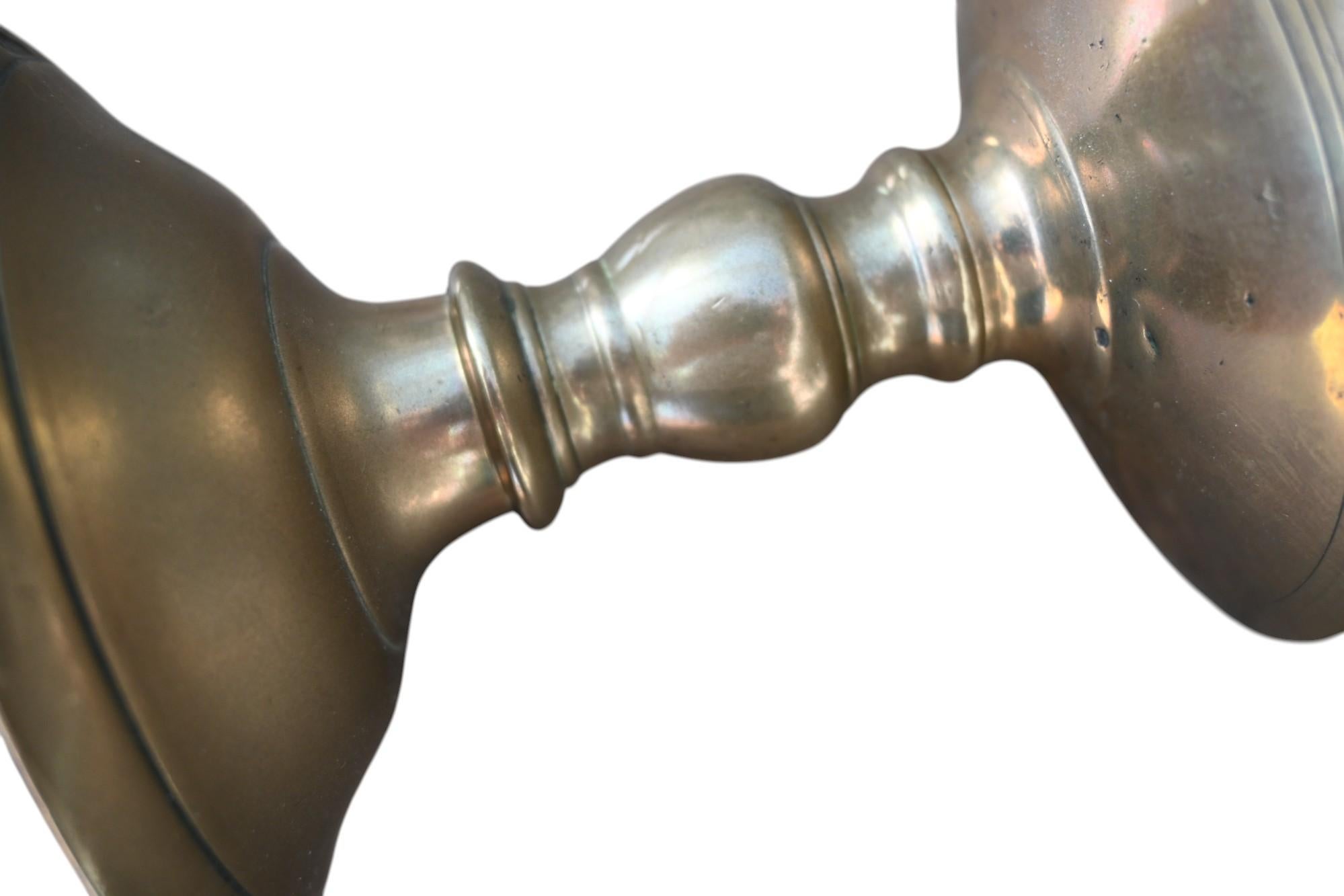 Bronzo Antico candeliere olandese in bronzo del XVII secolo in vendita