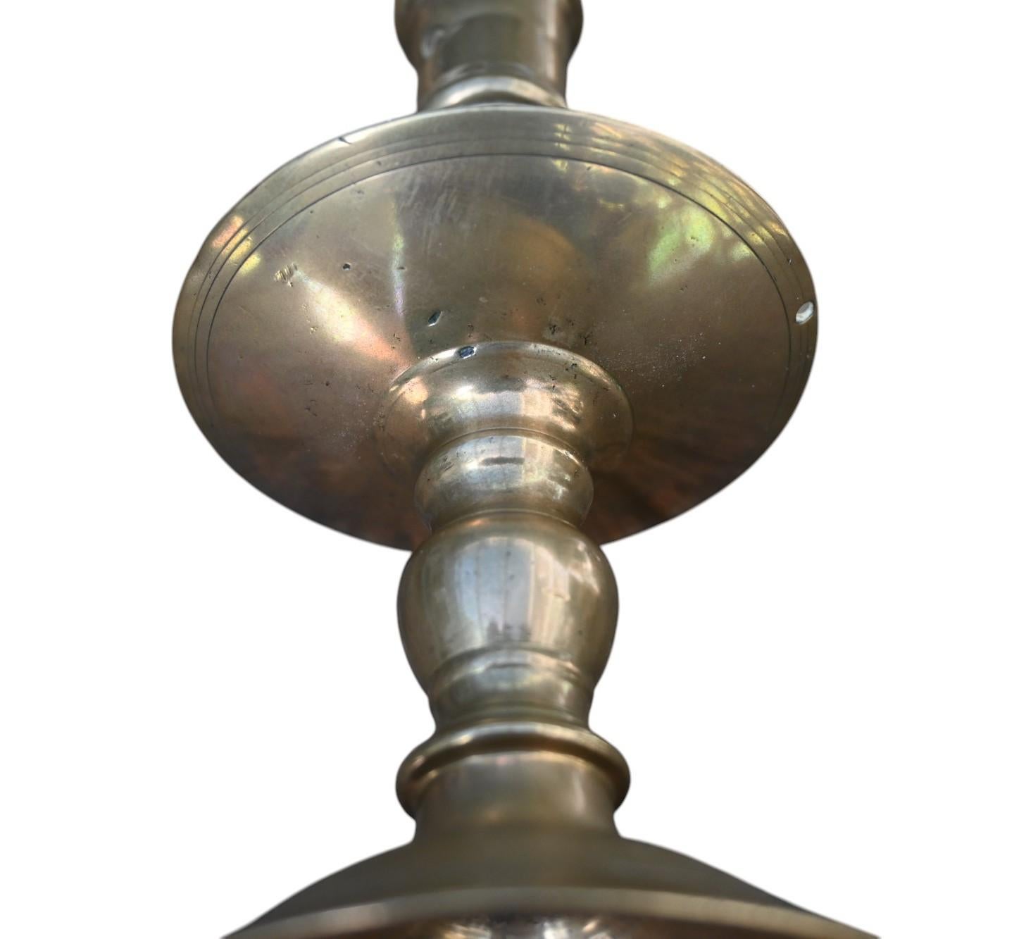 Antico candeliere olandese in bronzo del XVII secolo in vendita 1