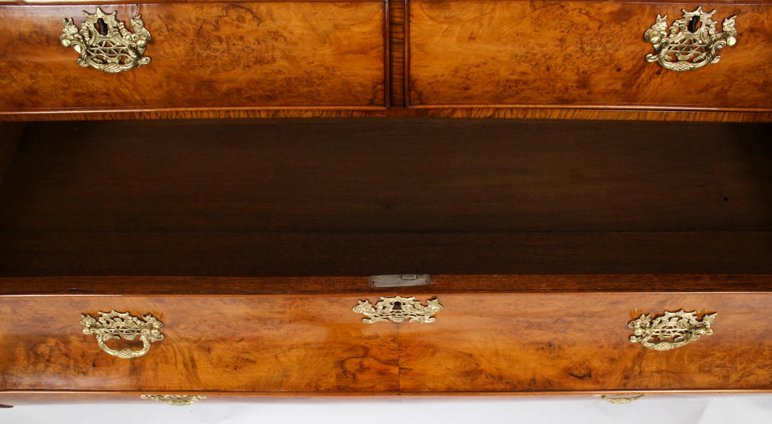 Antique Dutch Burr Walnut Bombé Cabinet Armoire, 18th Century 5
