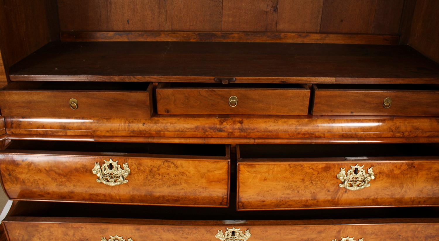 Antique Dutch Burr Walnut Bombé Cabinet Armoire, 18th Century For Sale 10