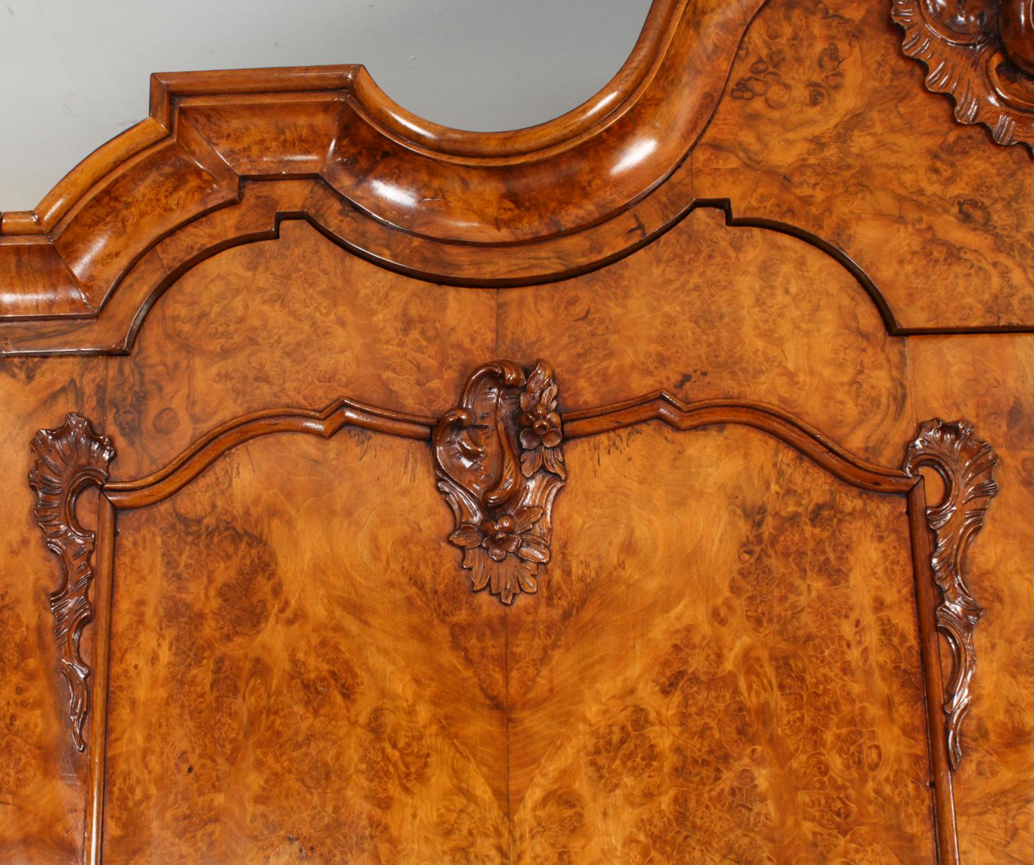 Antique Dutch Burr Walnut Bombé Cabinet Armoire, 18th Century For Sale 12