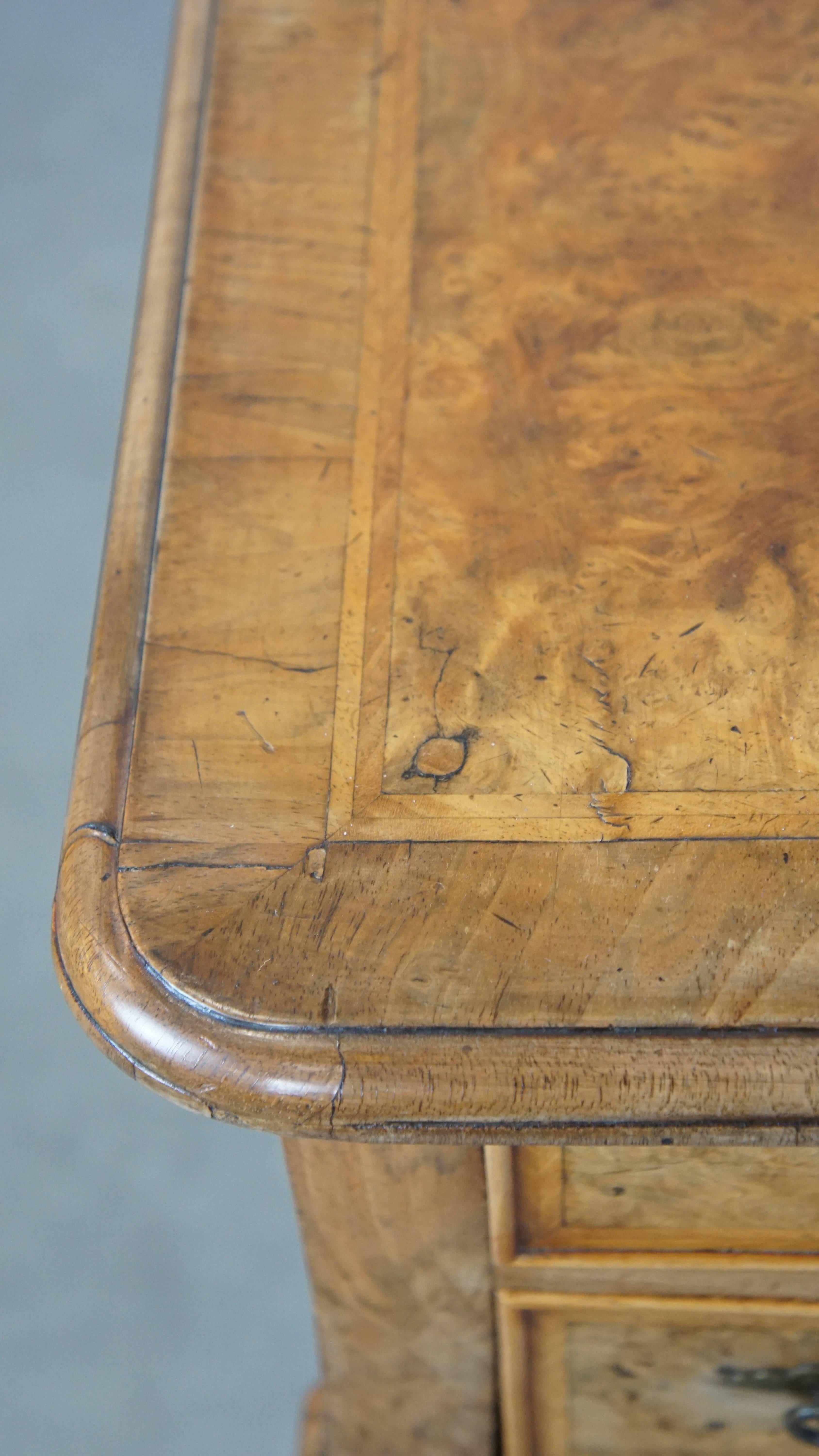 Ancienne table d'écriture/de chevet hollandaise en ronce de noyer du 18e siècle en vente 3